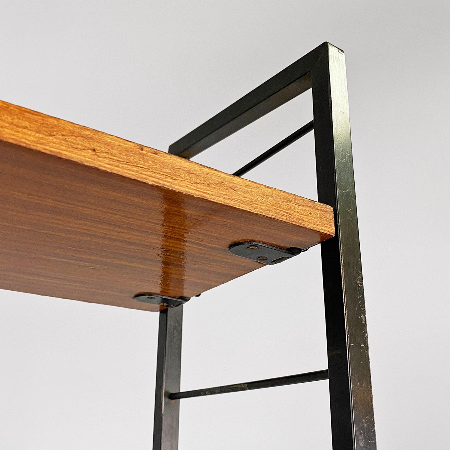 Libreria italiana di metà secolo moderno autoportante in metallo legno ottone String 1960 in vendita 4