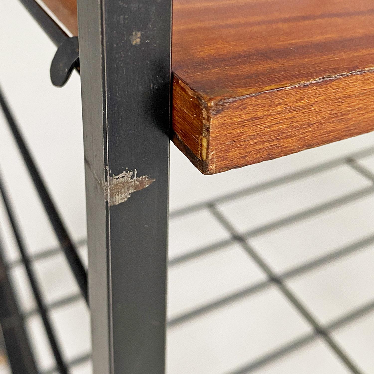 Libreria italiana di metà secolo moderno autoportante in metallo legno ottone String 1960 in vendita 7