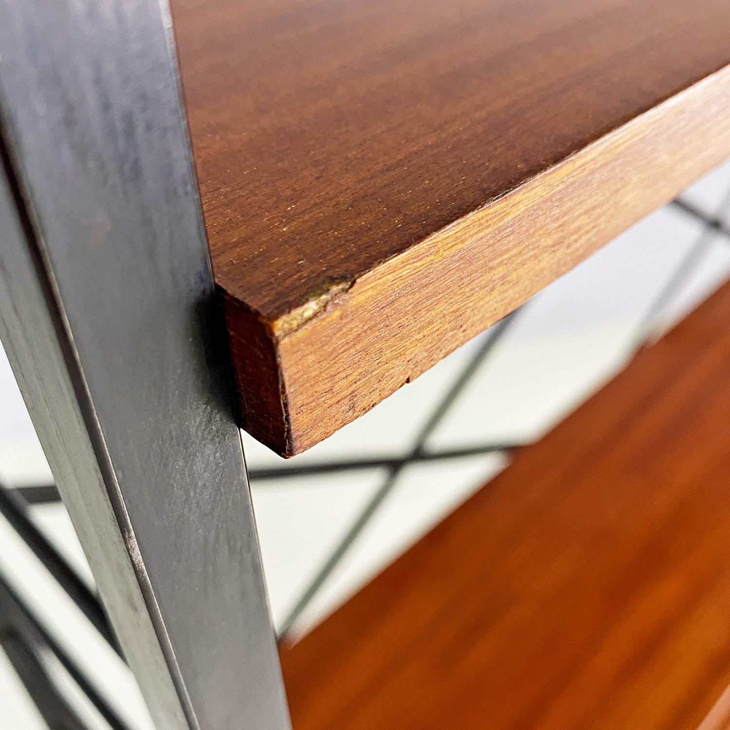 Libreria italiana di metà secolo moderno autoportante in metallo legno ottone String 1960 in vendita 8