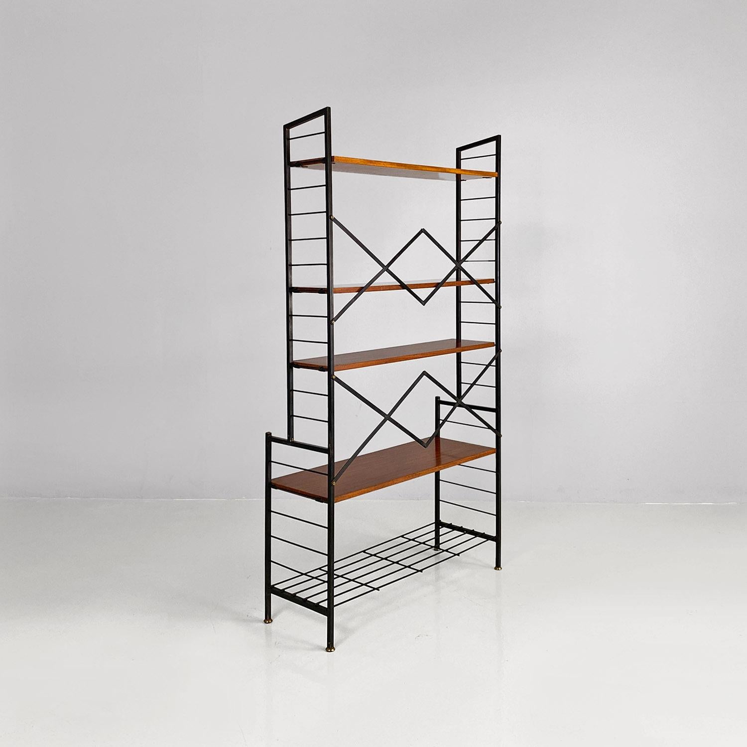 Mid-Century moderno Libreria italiana di metà secolo moderno autoportante in metallo legno ottone String 1960 in vendita