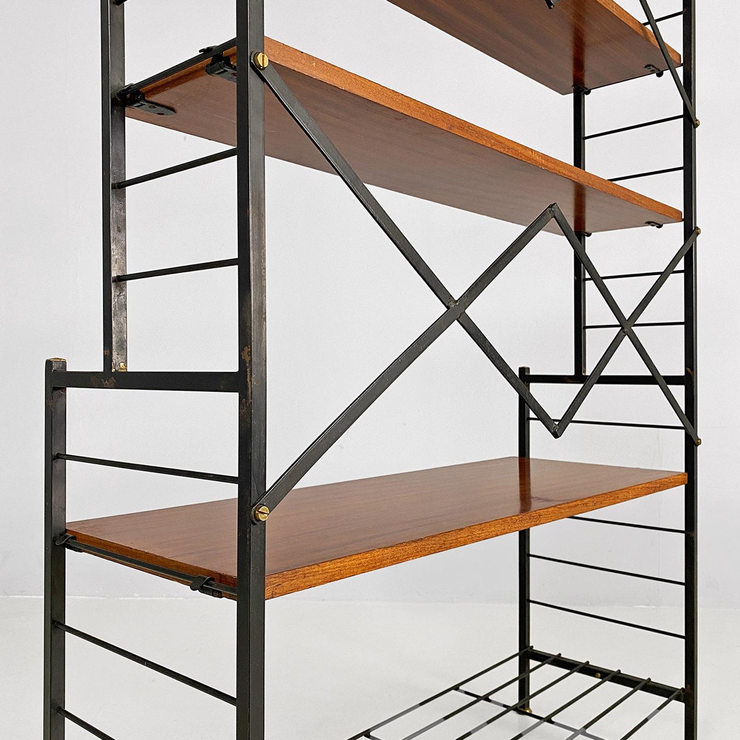 Italiano Libreria italiana di metà secolo moderno autoportante in metallo legno ottone String 1960 in vendita