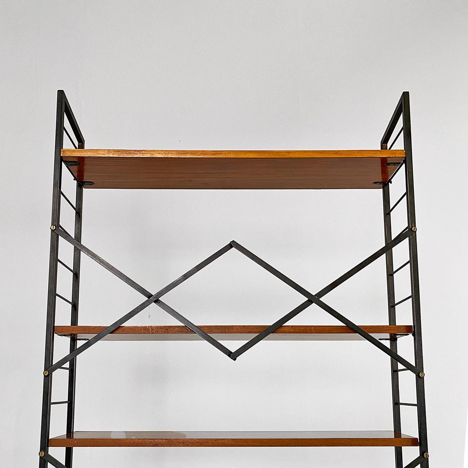 Metà XX secolo Libreria italiana di metà secolo moderno autoportante in metallo legno ottone String 1960 in vendita