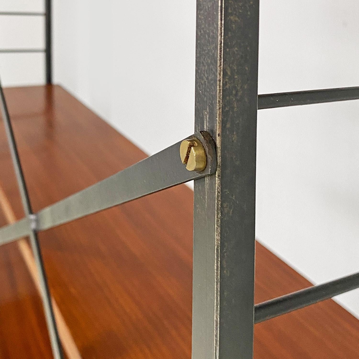 Metallo Libreria italiana di metà secolo moderno autoportante in metallo legno ottone String 1960 in vendita