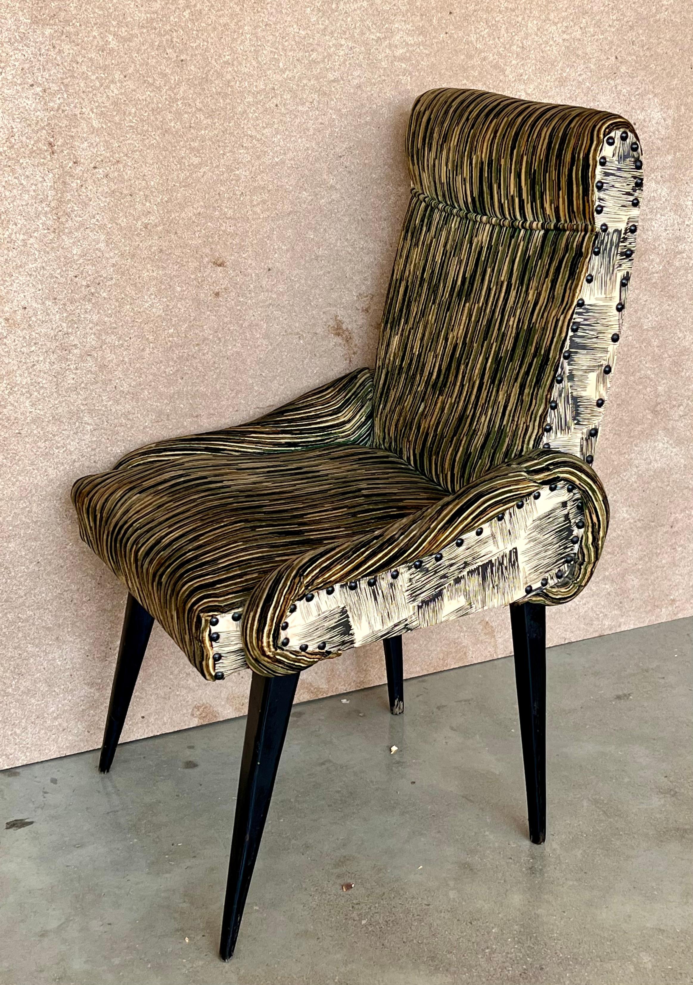 Ensemble de quatre chaises de style moderne du milieu du siècle avec rembourrage d'origine. 
Les pieds sont en bois ébonisé.
