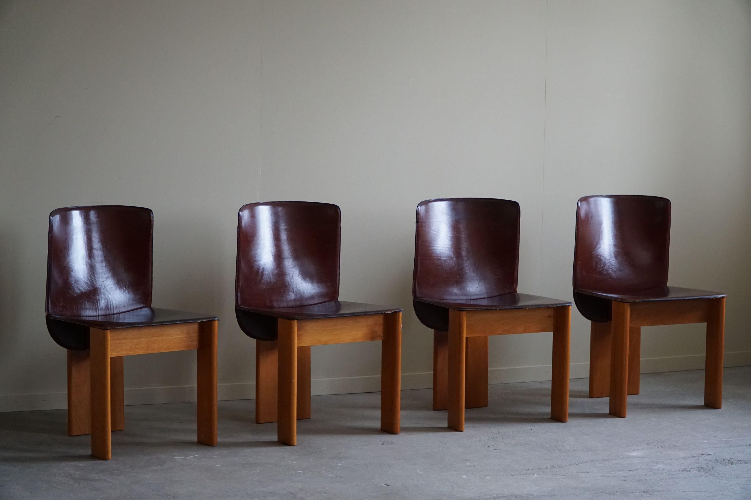 Italian Mid Century Modern, Set of 4 Leather Chairs, Tobia Scarpa Style, 1960s In Good Condition For Sale In Odense, DK