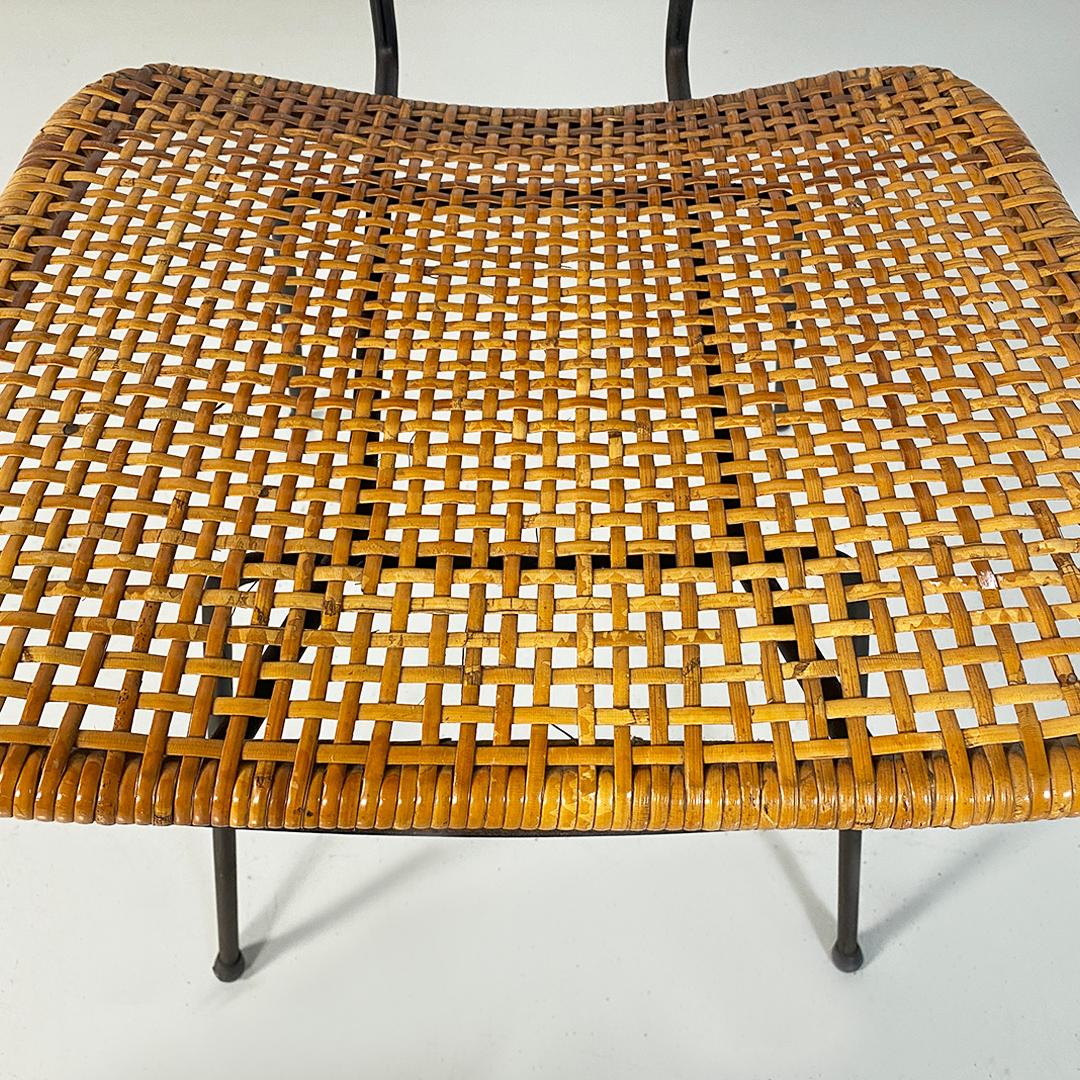 Italienische Mitte des Jahrhunderts modernen Satz von verschiedenen Korbwaren und schwarzem Metall Stühle 1960s im Angebot 9