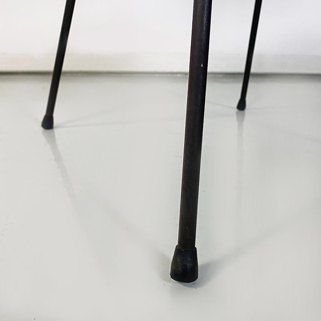 Italienische Mitte des Jahrhunderts modernen Satz von verschiedenen Korbwaren und schwarzem Metall Stühle 1960s im Angebot 11