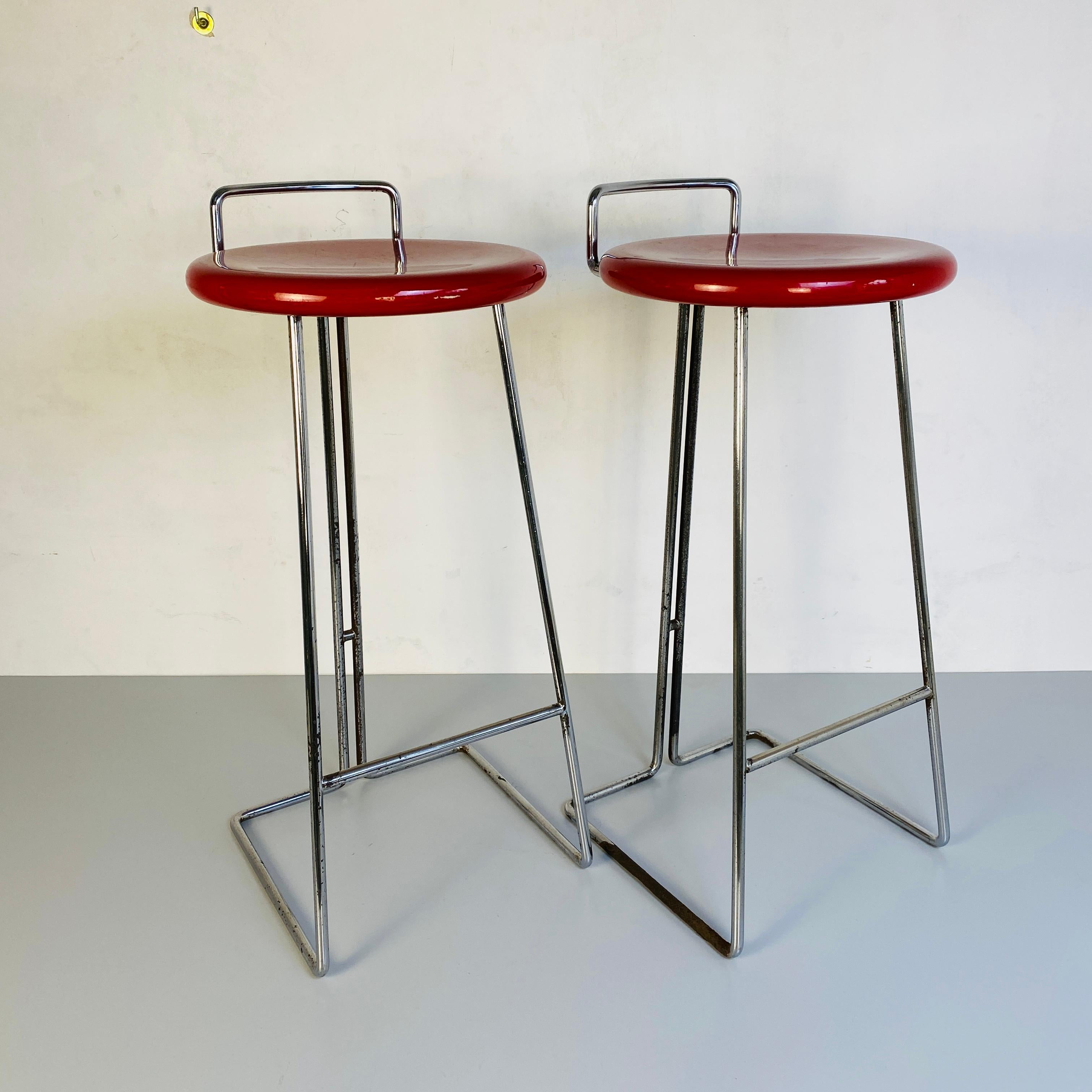 Italian Mid-Century Modern set of high red metal stools by Dada, 1980s
Set of high stools with chromed metal structure and round seat in red painted metal.
By Dada, made in Italy.

Good condition, chrome plating skipped in some places visible in