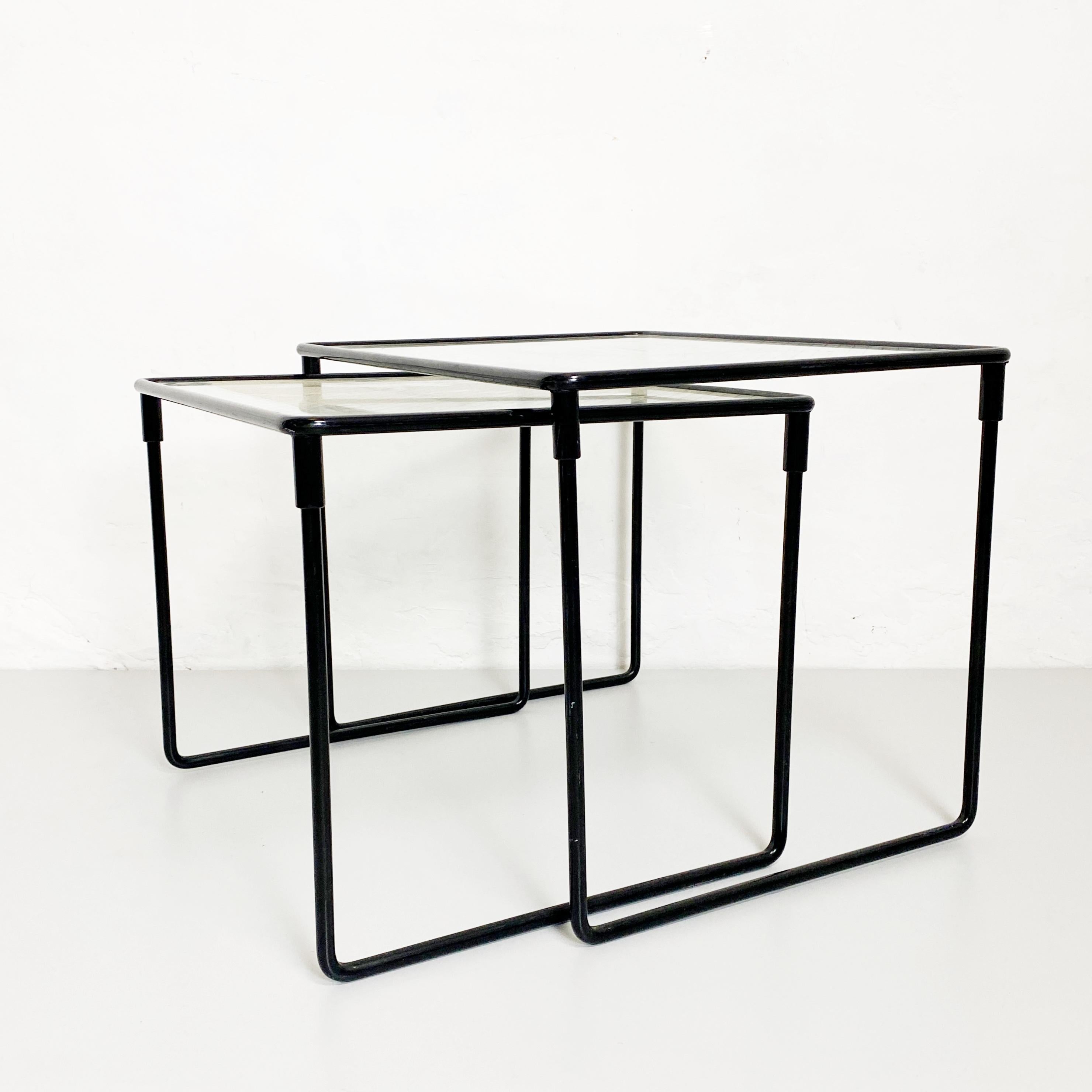 Italian Mid-Century Modern set of metal and glass coffe tables, 1970s 
Set of square coffee tables with structure in metal rod vericatio in black and transparent glass with geometric decoration.

1970s

Good condition, in