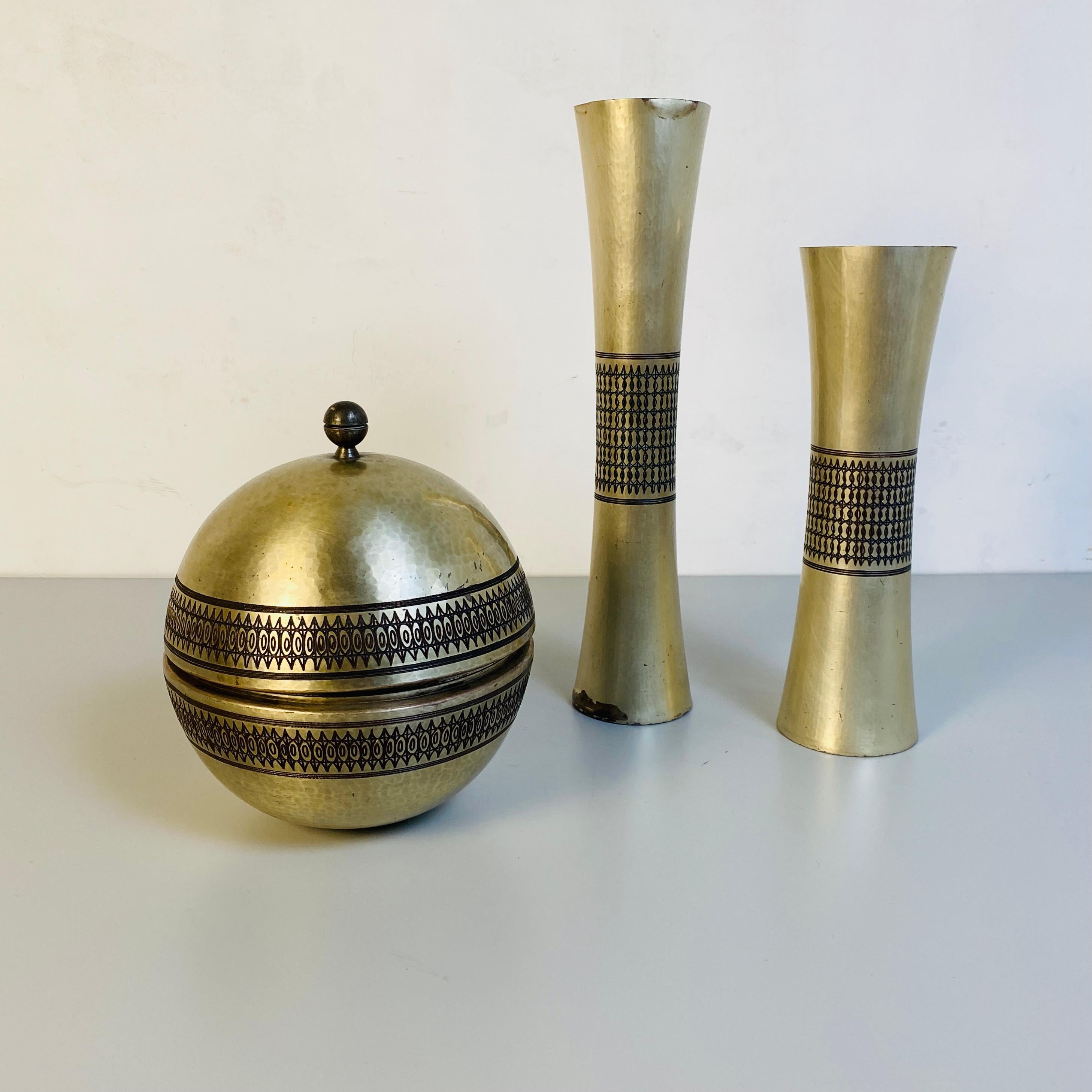 Italian Mid-Century Modern set of metal centerpieces with different shapes,1970s
Set of three decorated metal centerpieces of different shapes and sizes and engraved decorations.

Good conditions, defects visible in the photos.

Measures in cm