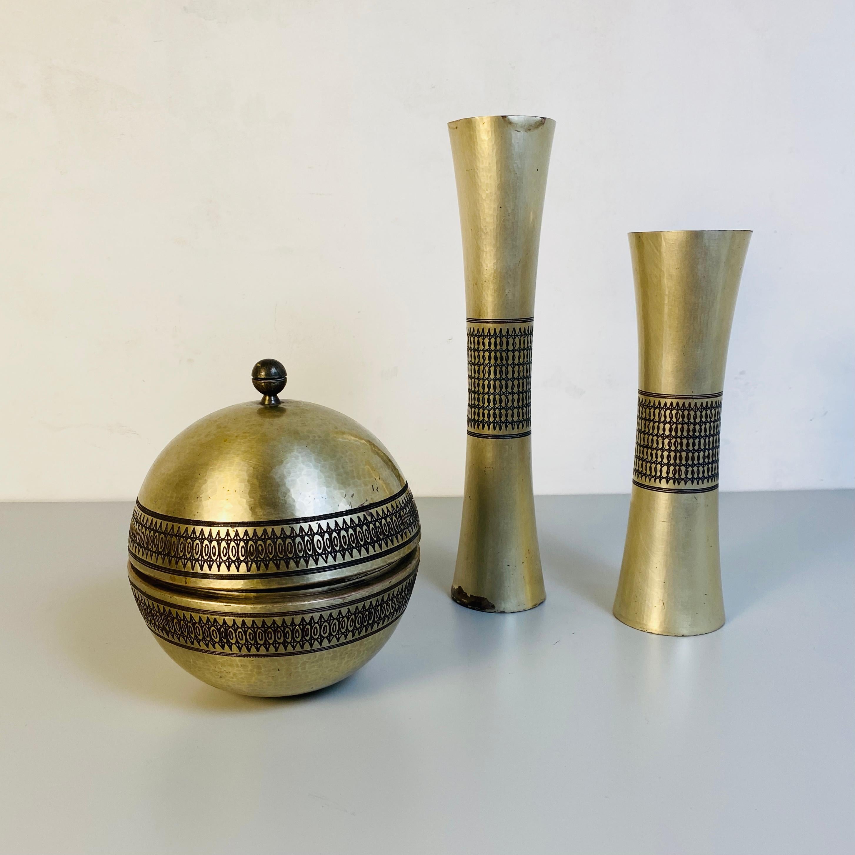 Italian Mid-Century Modern Set of Metal Centerpieces with Different Shapes 1970s In Good Condition For Sale In MIlano, IT