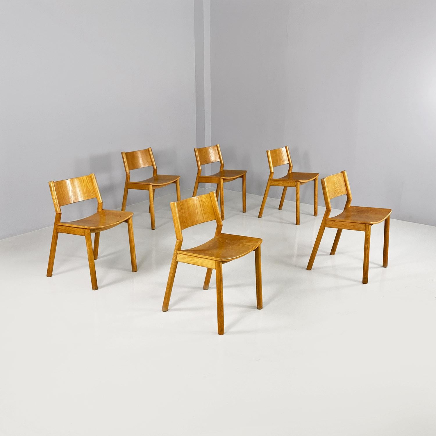 Italian Mid-Century Modern set of six solid oak wood chairs, 1960s.
Fantastic and very rre set of six chairs in solid oak wood with round section legs and curved and inclined backrest.
This chairs are designed and produced from the 1980s period and