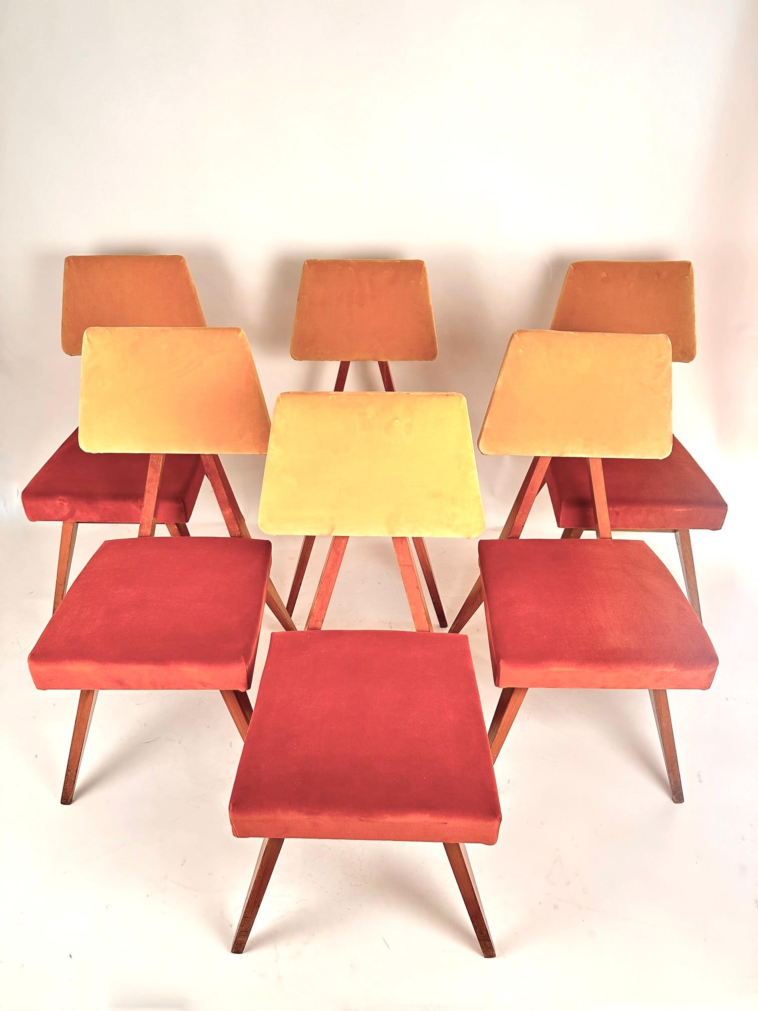 Italienische Mid-Century Modernität  Satz  von  Torino Schulset  Sechs  Esszimmerstühle .1960 (Stoff) im Angebot