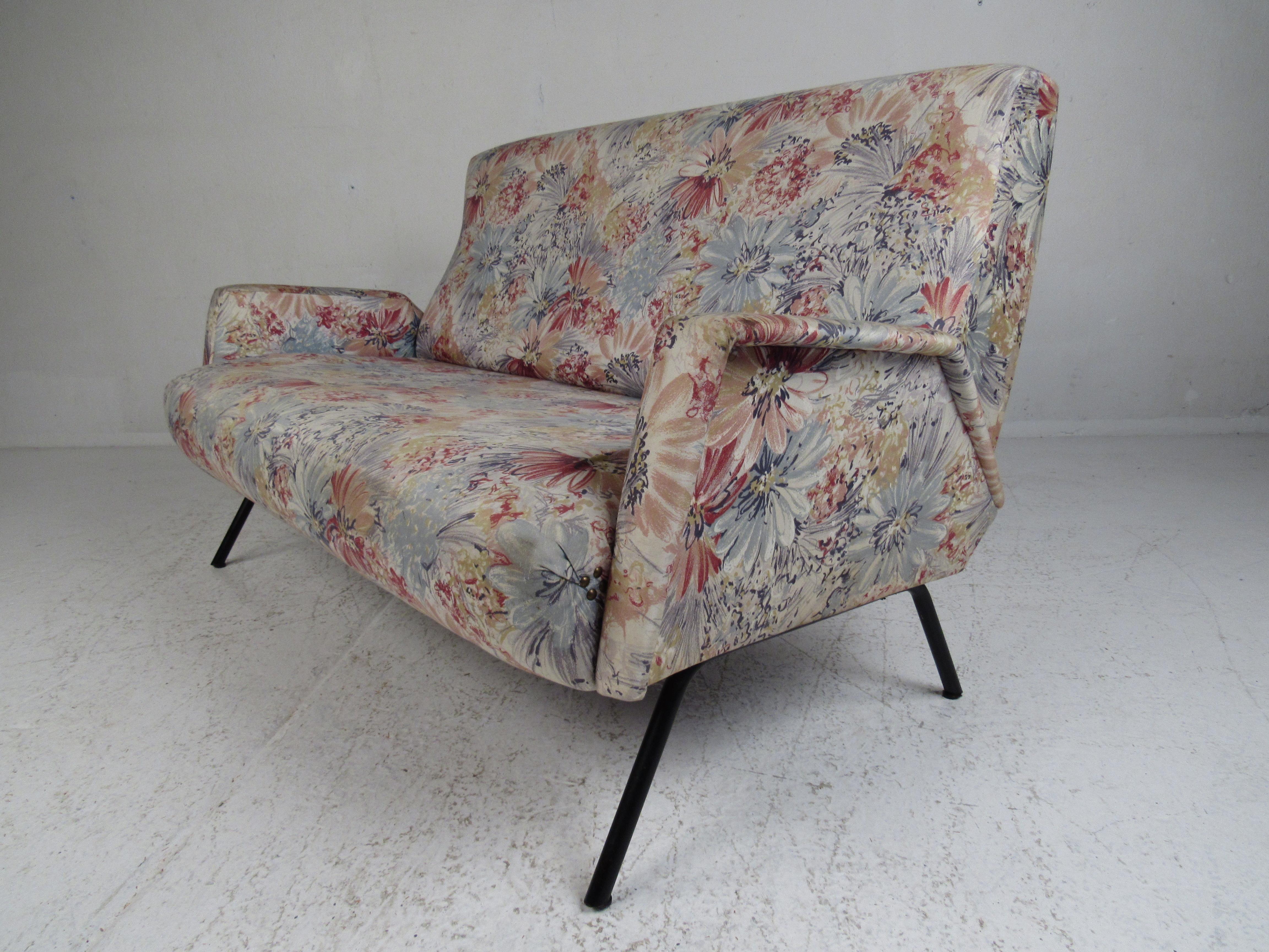 Italian Mid-Century Modern Settee In Good Condition For Sale In Brooklyn, NY