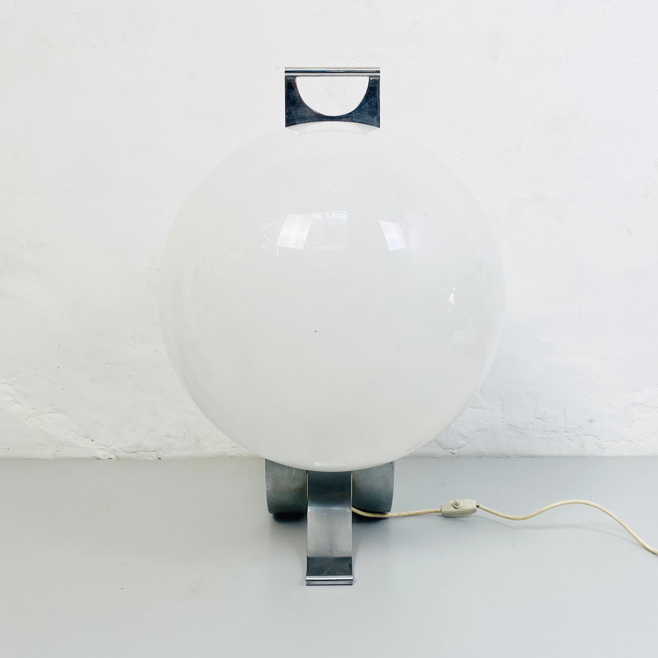 Lámpara de sobremesa Sfera de Beni Cuccuru para Ecolight, 1972.
Lámpara de mesa esférica compuesta por dos semiesferas de plexiglás y estructura de metal cromado. Diseñado por Beni Cuccuru para Ecolight en 1972.

Buen estado, algunas marcas en el