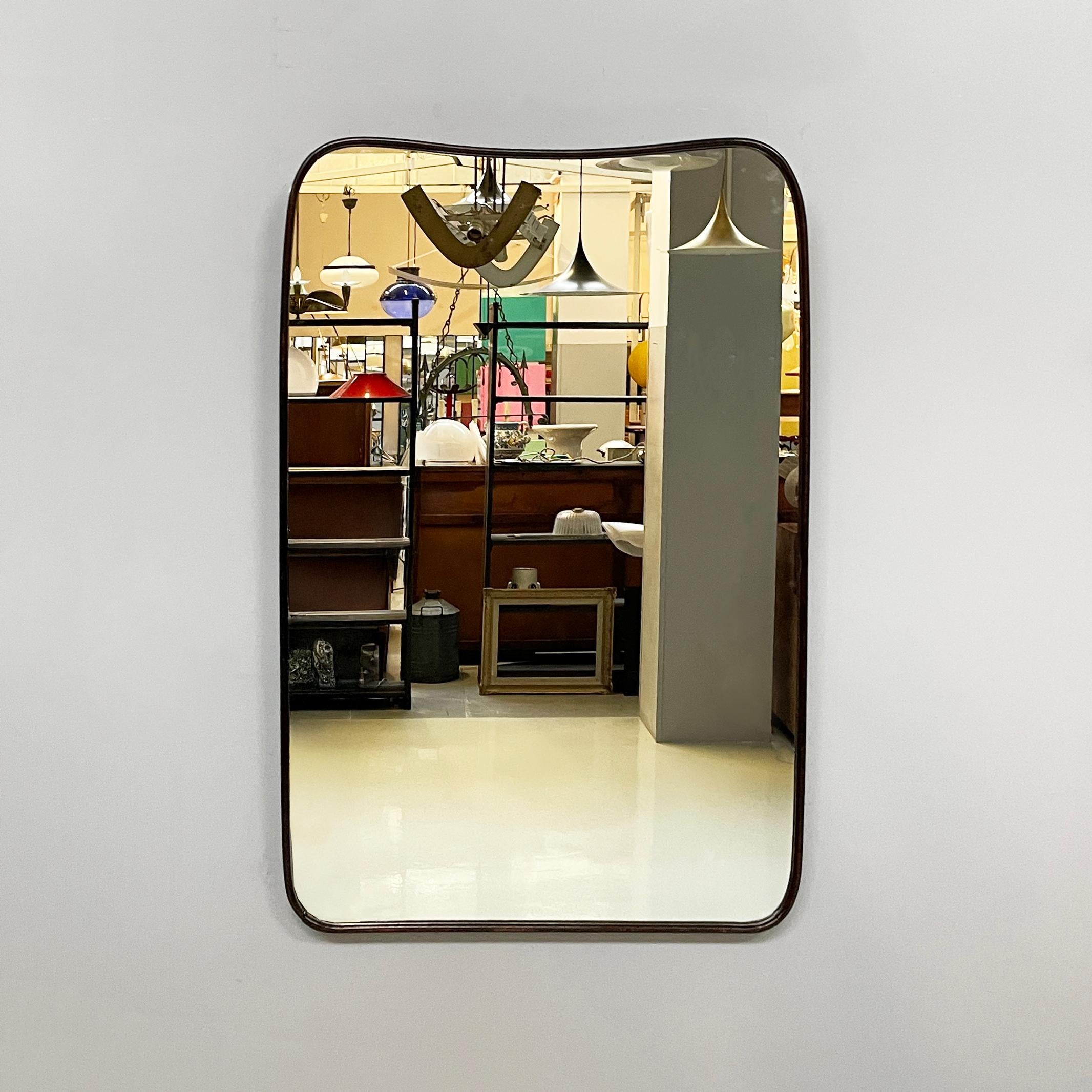 Italian mid-century modern shaped wall mirror with frame in wood, 1940s
Shaped and rounded wall mirror with wooden frame.
It came from 1940s.
It is in good condition, this wall mirror has light scattered marks.
The measurements in cm are