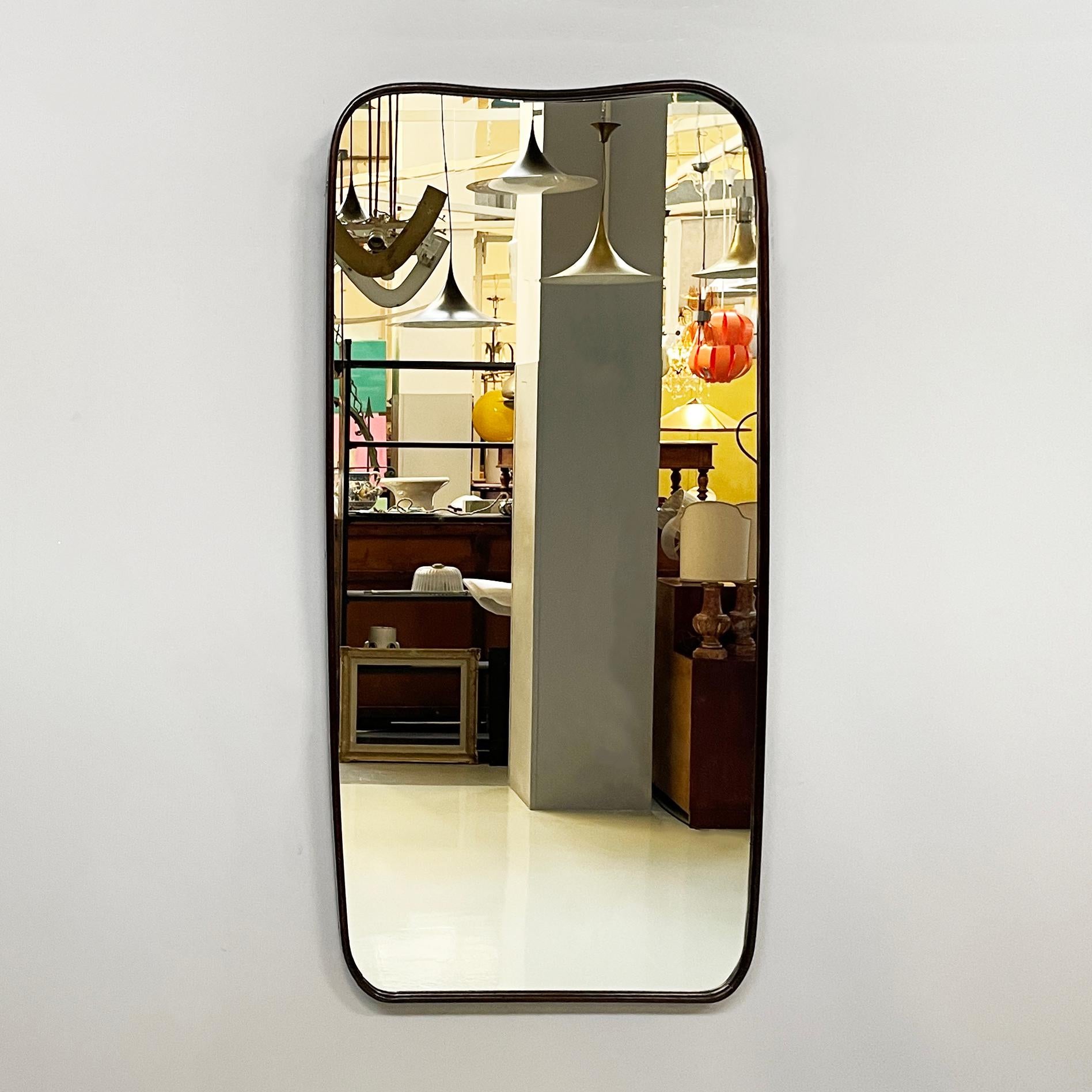 Italian mid-century modern shaped wall mirror with frame in wood, 1940s
Shaped and rounded wall mirror with wooden frame.
It came from 1940s.
It is in good condition, this wall mirror has light scattered marks.
The measurements in cm are