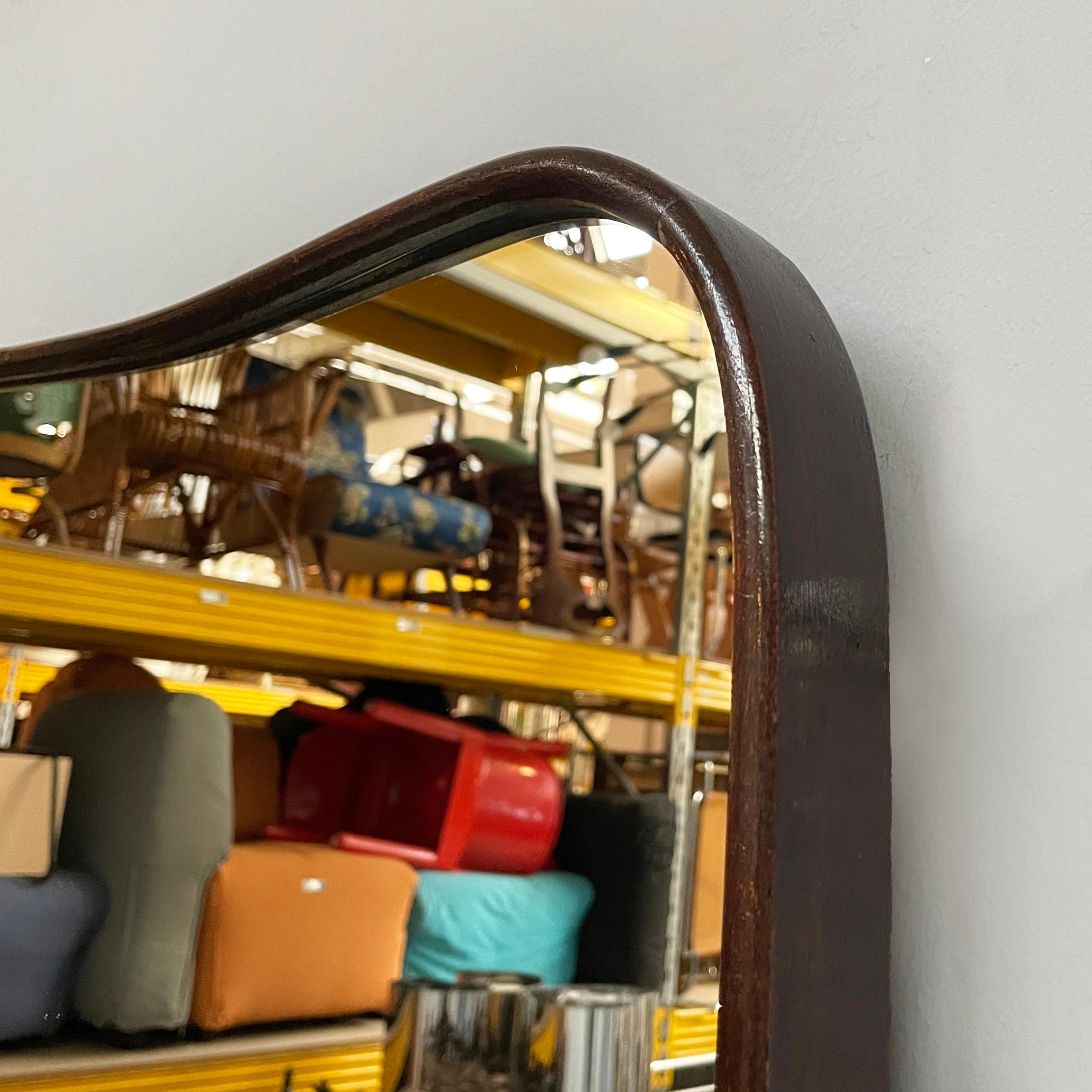 Italian mid-century modern shaped wall mirror in wood, 1940s In condizioni buone in vendita a MIlano, IT