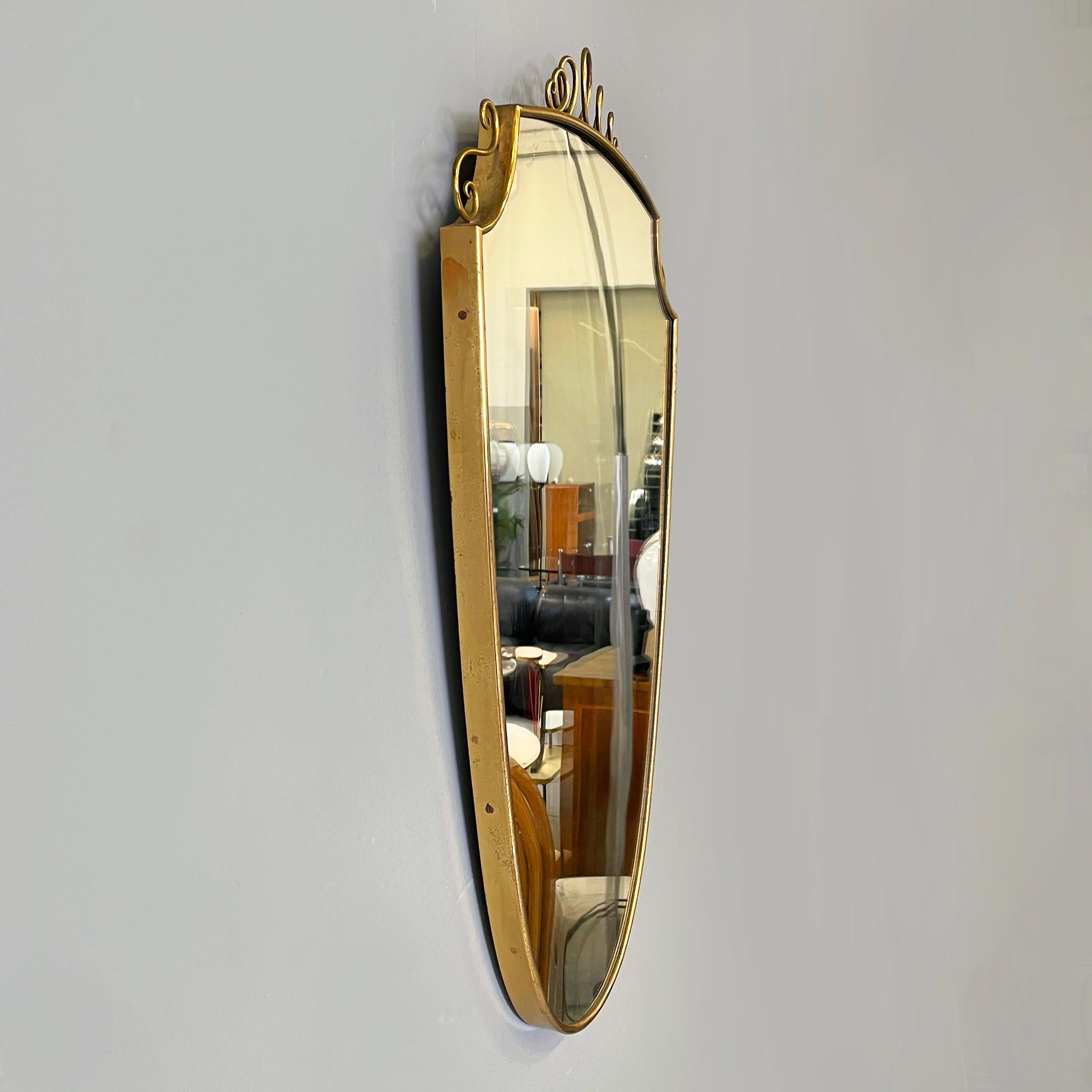 Mid-Century Modern Italian mid-century modern Shield-shaped wall mirror with brass frame, 1950s
