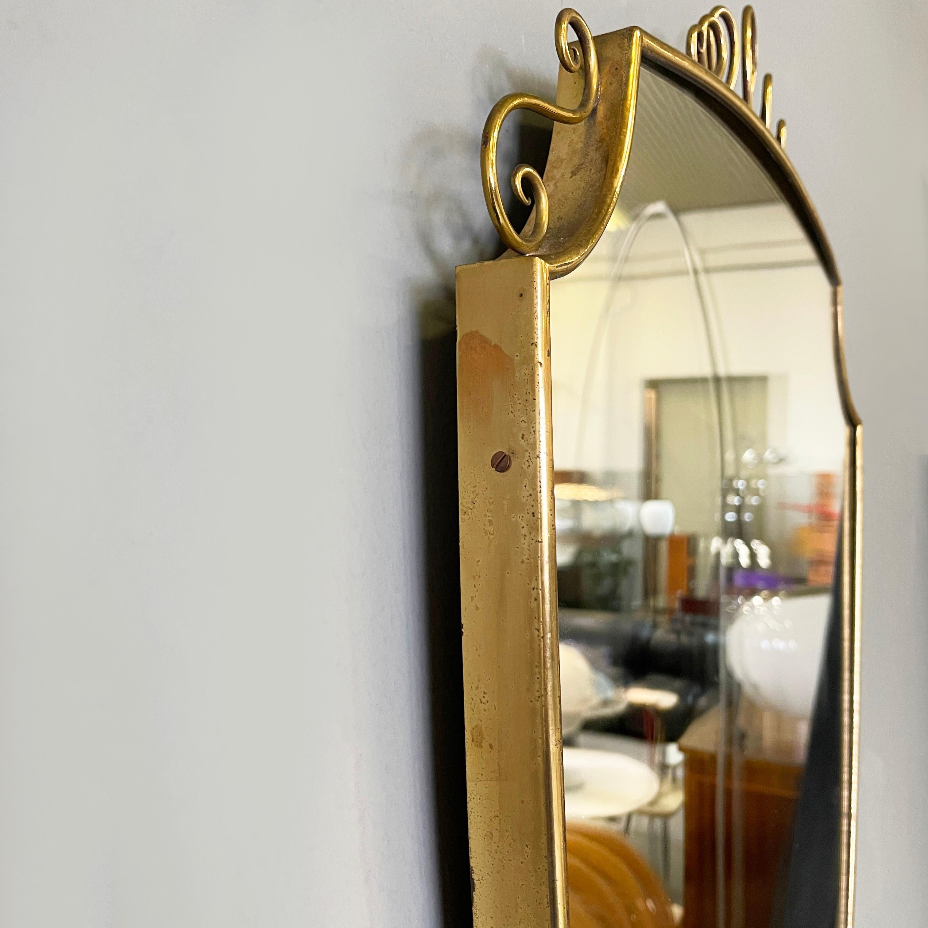 Italian mid-century modern Shield-shaped wall mirror with brass frame, 1950s 1
