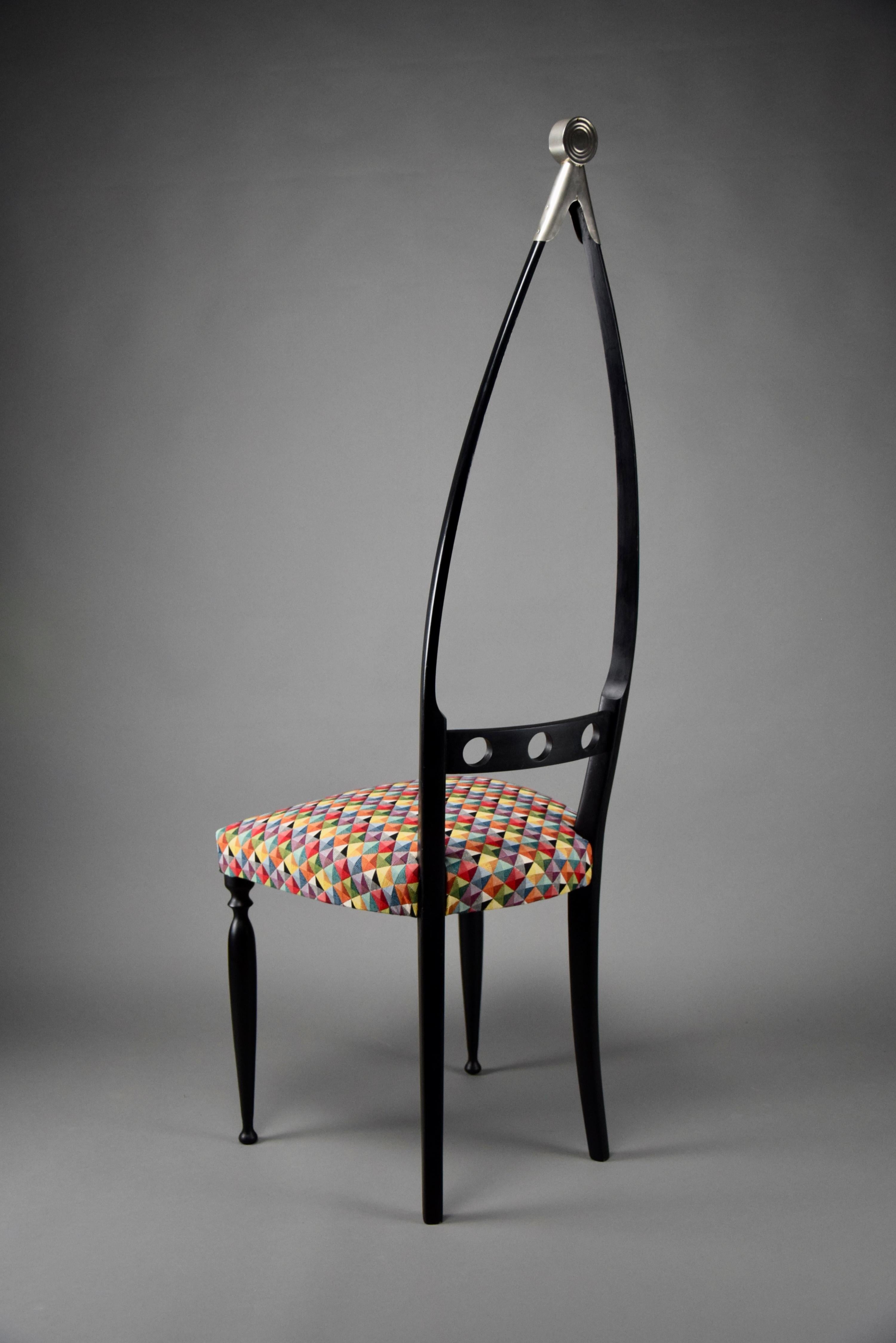 Ti presentiamo una coppia di splendide sedie moderne di metà secolo dei rinomati designer italiani Pizzi e Verga, magistralmente rivestite e rifinite per incarnare un'eleganza senza tempo e un tocco contemporaneo. Queste squisite sedie presentano