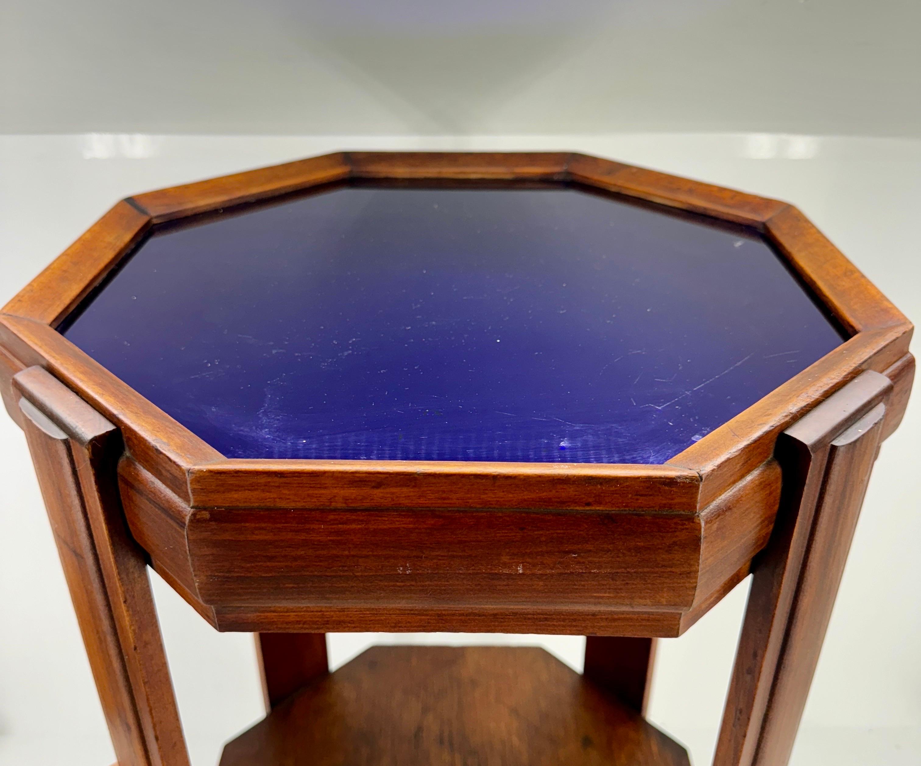 20ième siècle Table d'appoint italienne The Modernity avec plateau en verre bleu en vente