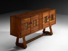 Buffet italien moderne du milieu du siècle en châtaignier et laiton patiné