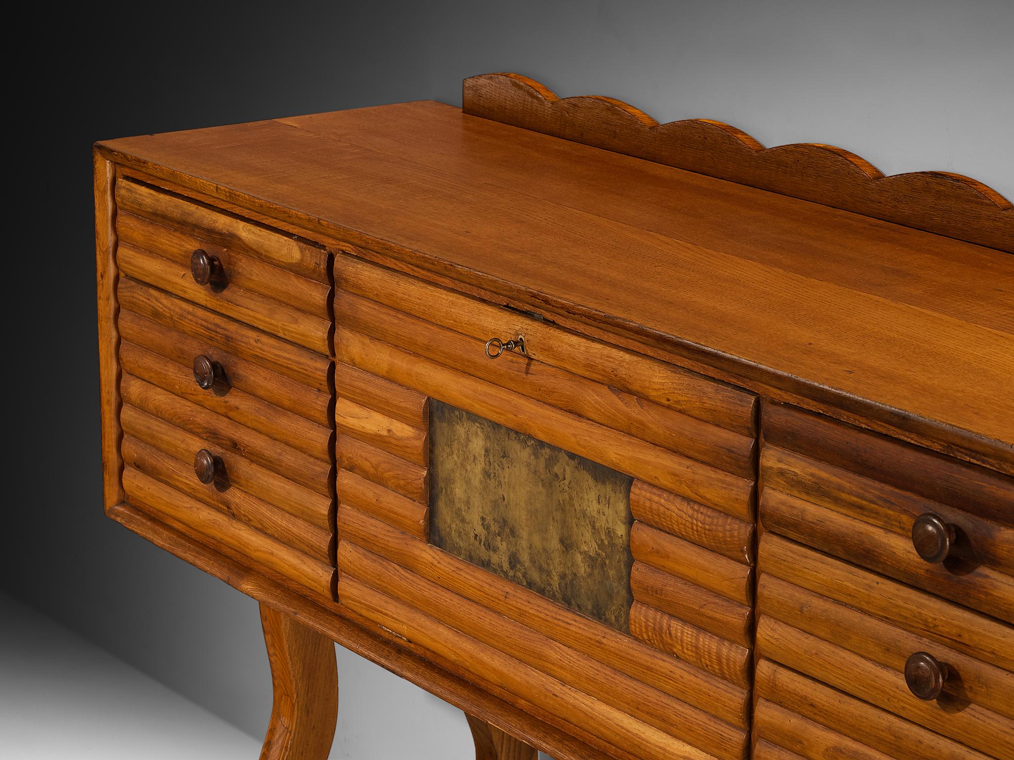 Italienisches Sideboard aus der Mitte des Jahrhunderts in Kastanie und patiniertem Messing (Moderne der Mitte des Jahrhunderts) im Angebot