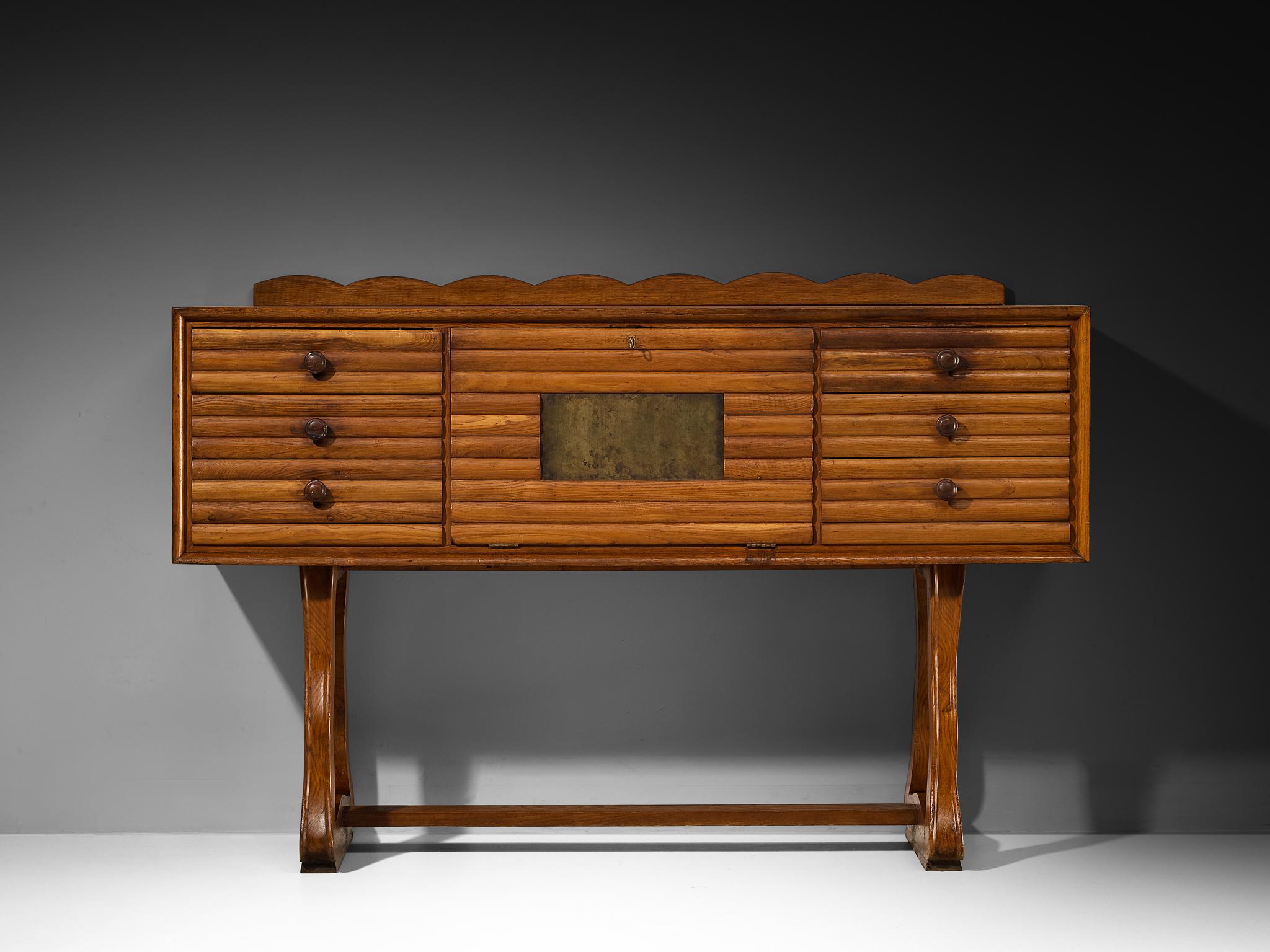 Italienisches Sideboard aus der Mitte des Jahrhunderts in Kastanie und patiniertem Messing im Zustand „Gut“ im Angebot in Waalwijk, NL