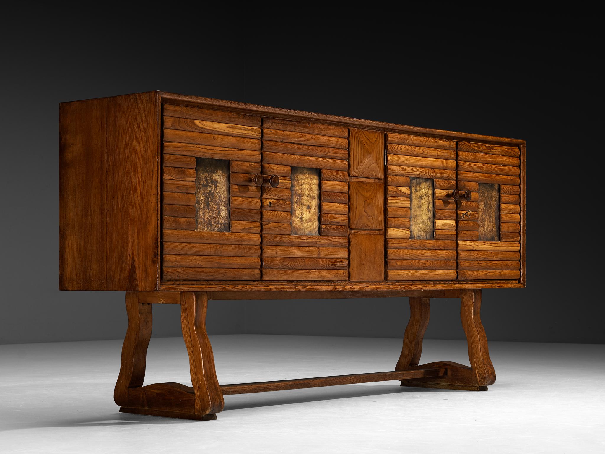 Italienisches Sideboard aus der Mitte des Jahrhunderts in Kastanie und patiniertem Messing (Mitte des 20. Jahrhunderts) im Angebot