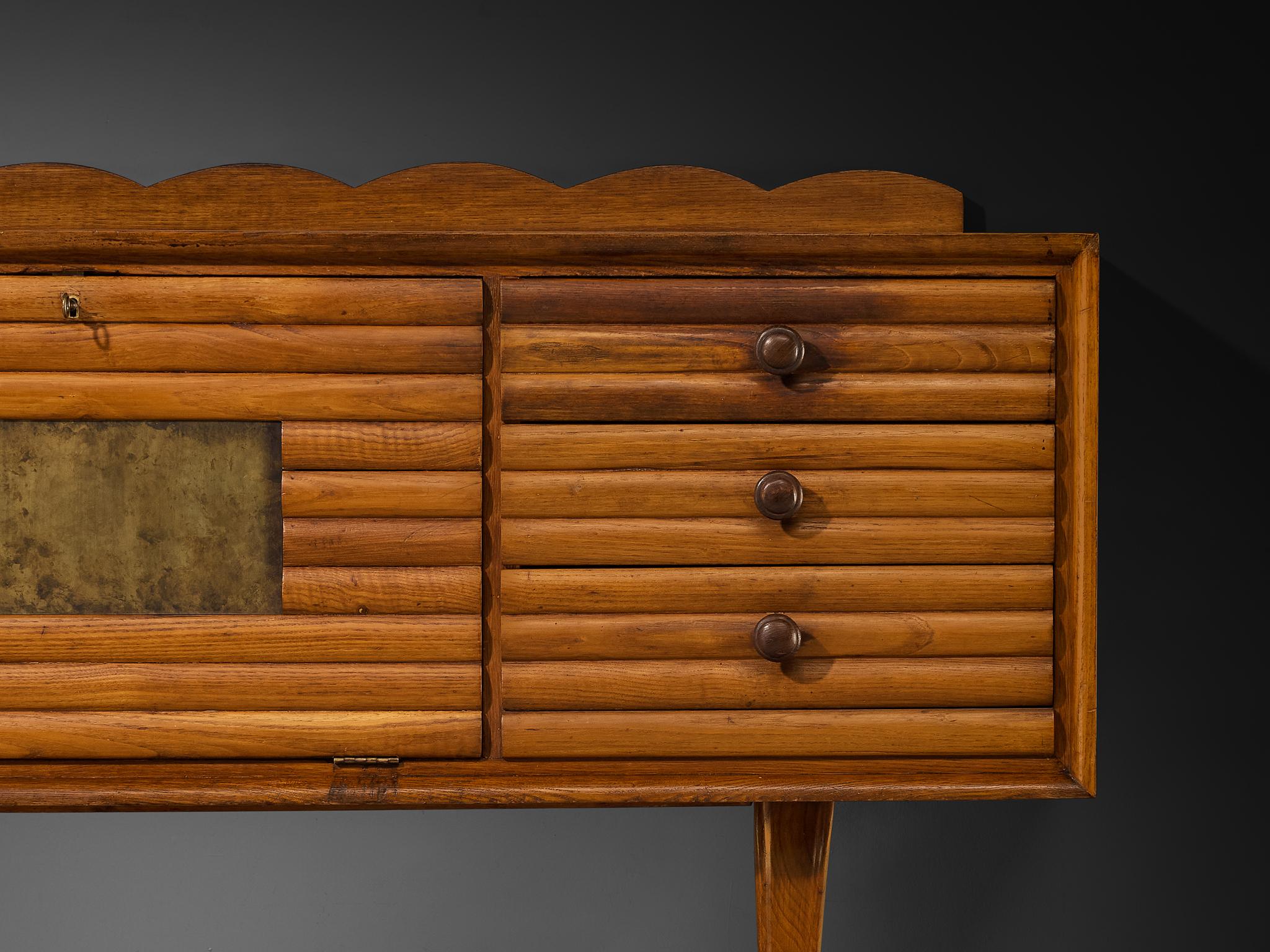 Italienisches Sideboard aus der Mitte des Jahrhunderts in Kastanie und patiniertem Messing im Angebot 2