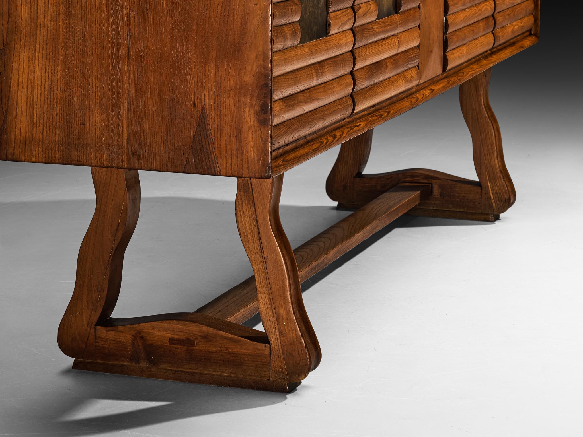 Italienisches Sideboard aus der Mitte des Jahrhunderts in Kastanie und patiniertem Messing im Angebot 4