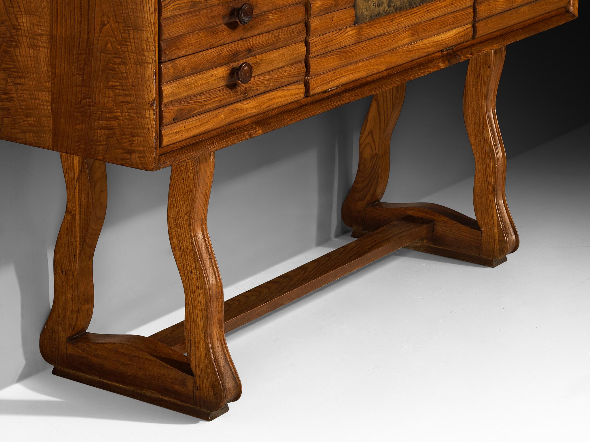 Italienisches Sideboard aus der Mitte des Jahrhunderts in Kastanie und patiniertem Messing im Angebot 4