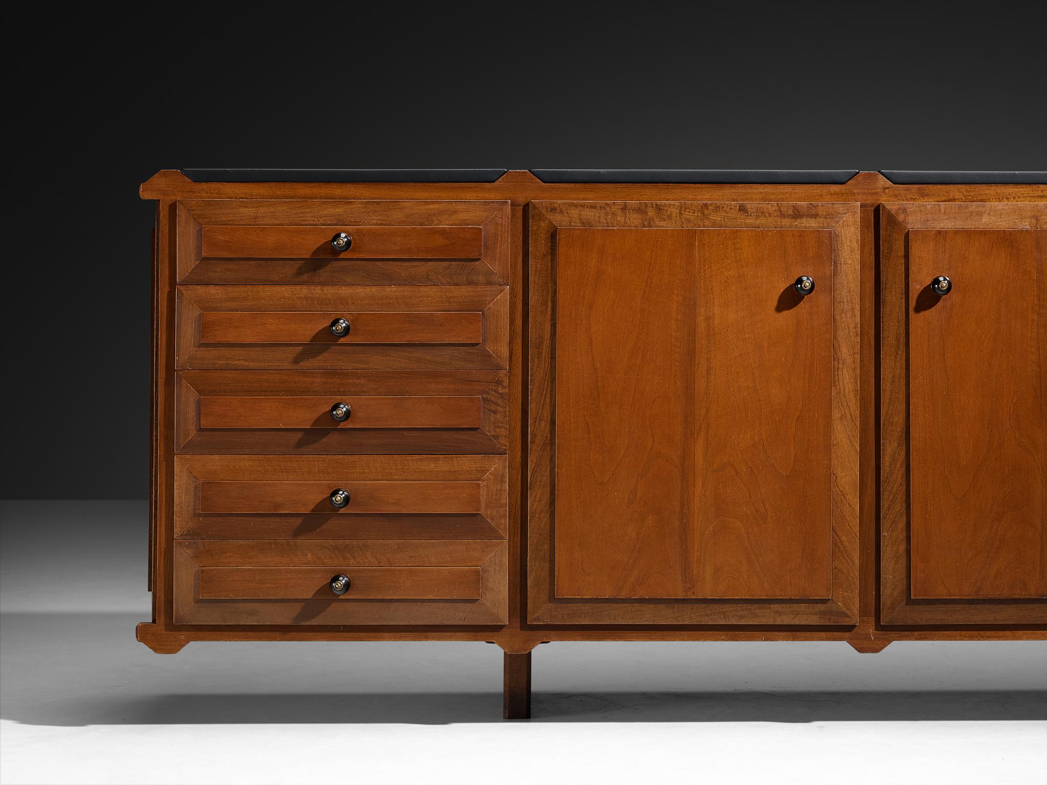 Italian Mid-Century Modern Sideboard with Drawers in Walnut and Brass In Good Condition For Sale In Waalwijk, NL