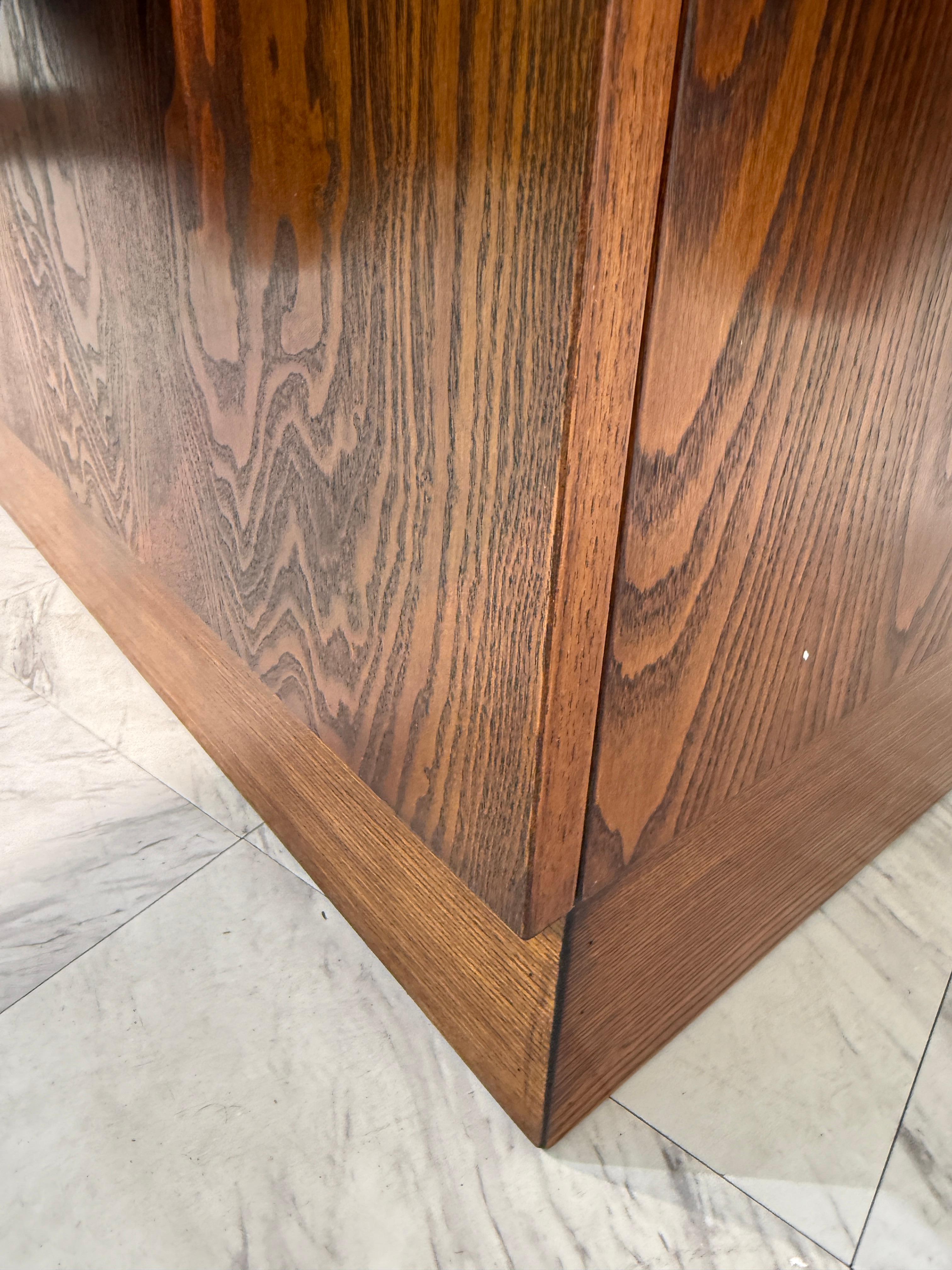 Italian Mid-Century Modern Sideboard with Travertine Top & Circular Red Accents For Sale 8