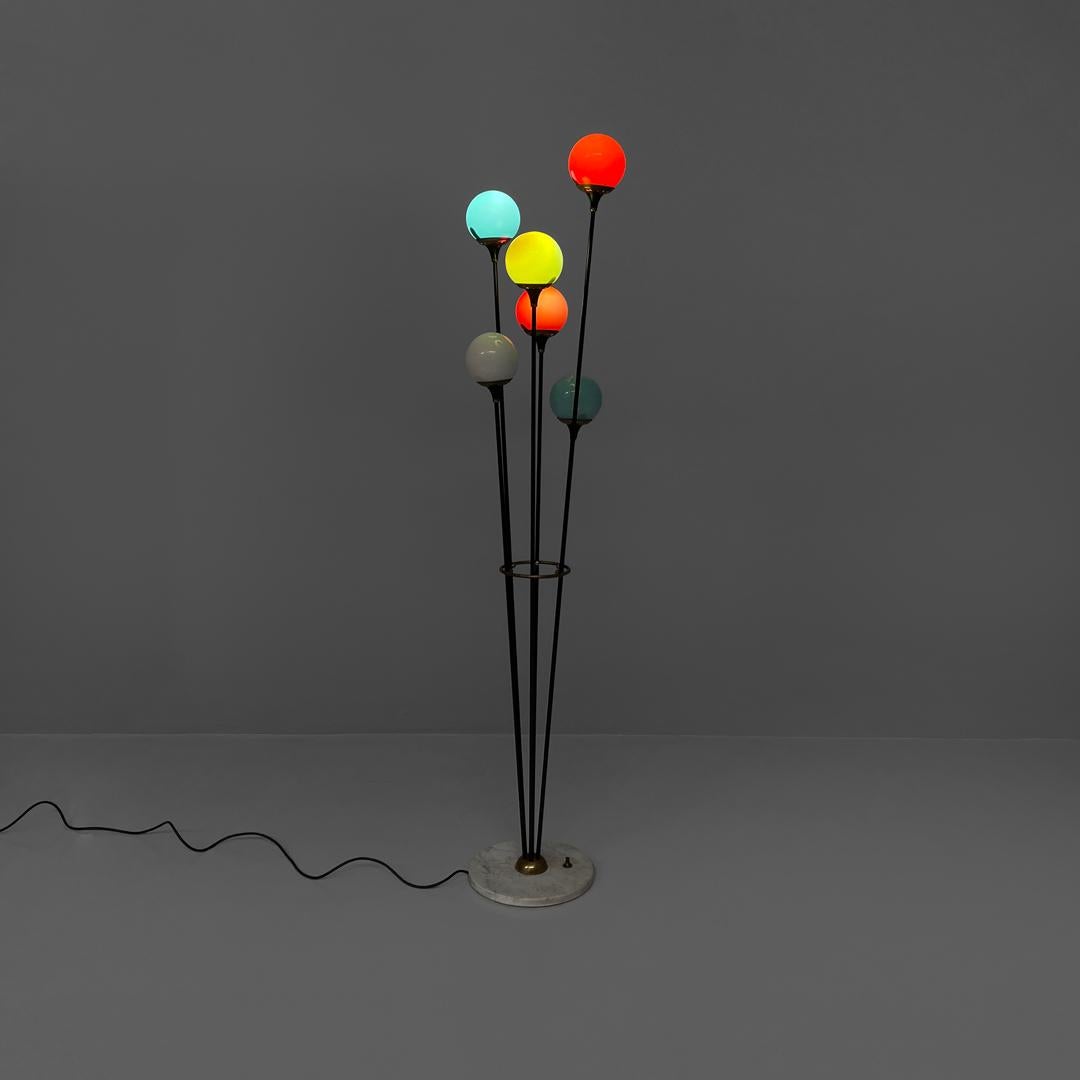 Lampada da terra a sei diffusori Alberello di Stilnovo 1950s 
Lampada da terra mod. Alberello con base rotonda. La struttura centrale è composta da sei aste in ottone che terminano rispettivamente in sei punti luce con diffusori sferici in vetro