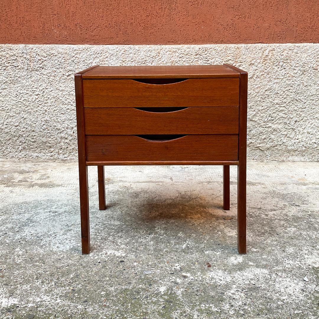 Italian Mid-Century Modern small teak chest of drawers, 1960s
Small chest of drawers or bedside table in teak with three drawers, with shaped handle and square section leg, 1960s.

Furniture entirely restored, perfect condition.

Measures: 46 x