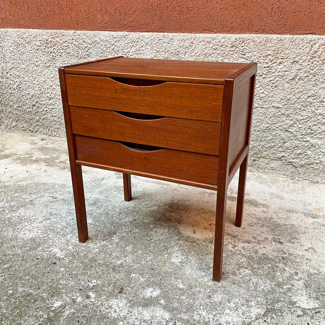 Italian Mid-Century Modern Small Teak Chest of Drawers, 1960s In Good Condition In MIlano, IT