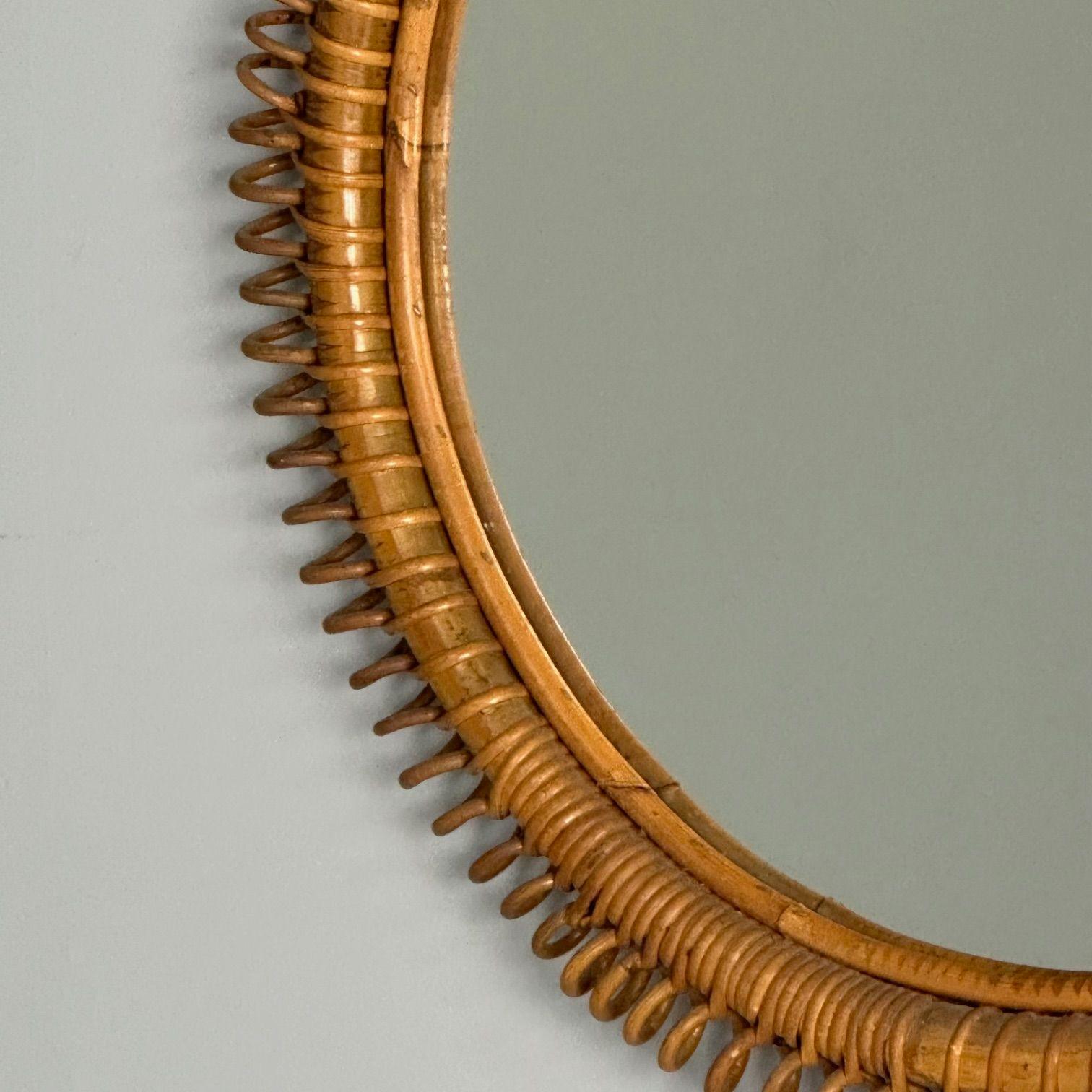 Specchio da parete piccolo, in rattan e bambù, Italia, 1960 In condizioni buone in vendita a Manhasset, NY