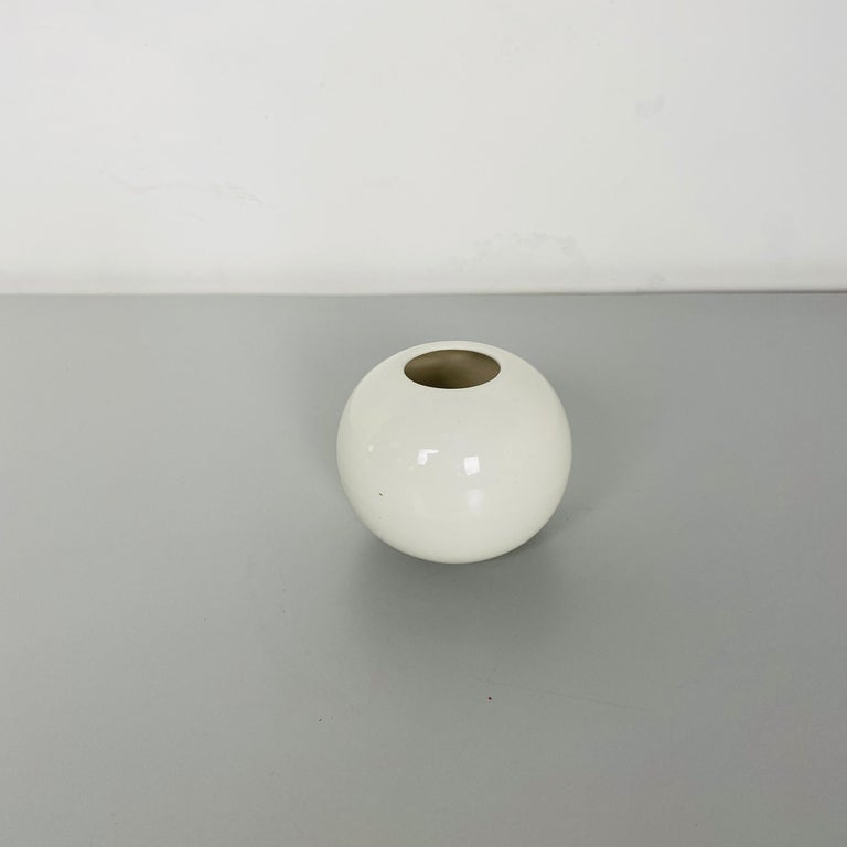 Italian mid-century modern small white ceramic vase, 1970s
Small ball-shaped vase in white glazed ceramic.

Excellent condition.

Measures: 10x11h cm.