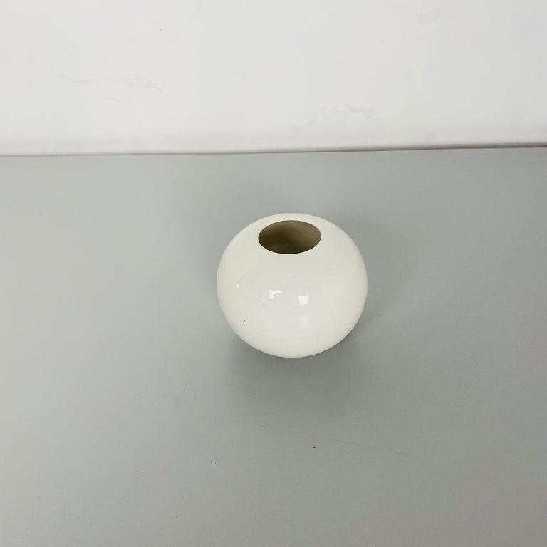 Italian Mid-Century Modern Small White Ceramic Vase, 1970s In Good Condition For Sale In MIlano, IT