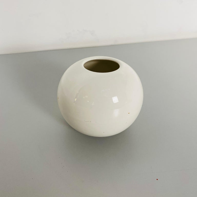 Italian Mid-Century Modern Small White Ceramic Vase, 1970s For Sale 3