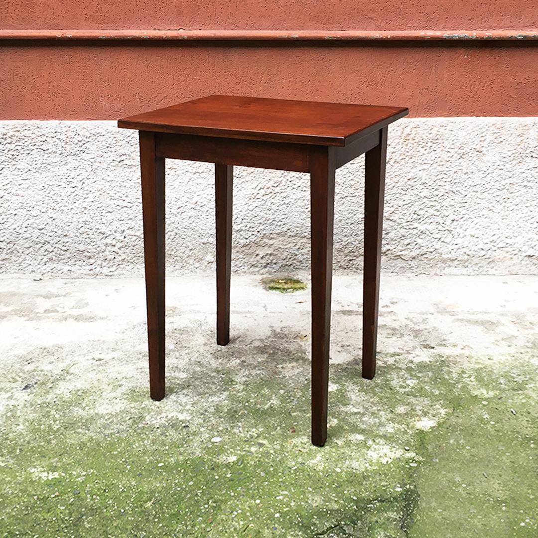 Italian Mid-Century Modern small wood table with rectangular top, 1950s.
Small table, with very particular sizes, in wood with square section legs and rectangular top.

Entirely restored, perfect condition.

Measurements: 55 x 41 x 78 H cm.