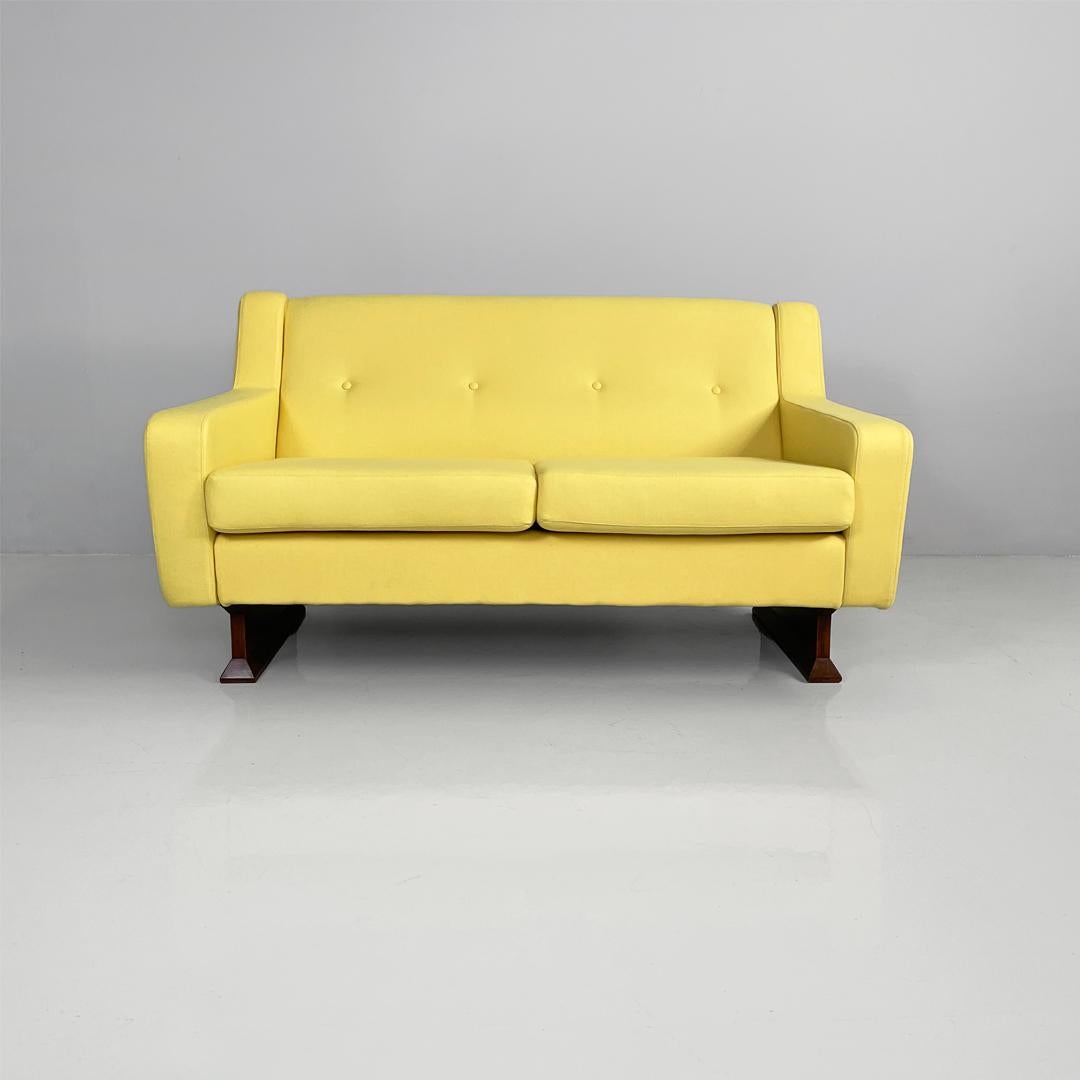 Divano italiano di metà secolo moderno LP34 di Franco Albini e Franca Helg Poggi, 1966
Divano modello DV33 con struttura in legno e rivestimento in tessuto. La seduta, lo schienale e i braccioli sono imbottiti e rivestiti in tessuto giallo chiaro.