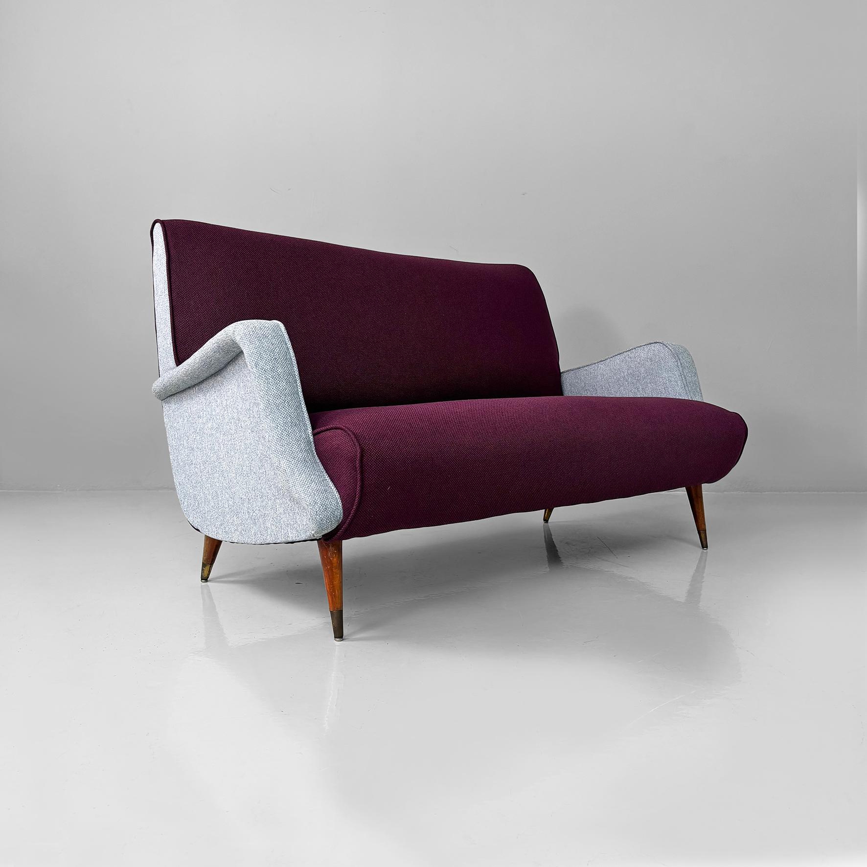 Divano italiano di metà secolo moderno mod. 801 di Carlo De Carli per Cassina, anni '50
Divano modello 801 in legno e tessuto. La struttura è in legno e le gambe sono tornite. Piedi in metallo. Tappezzeria in tessuto imbottito viola scuro e