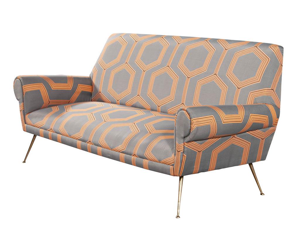 Divano moderno italiano di metà secolo. Rivestito con un moderno motivo geometrico e gambe tornite in ottone. Tutto originale, proveniente dall'Italia, circa anni '70.

Il prezzo include la consegna gratuita sul marciapiede negli Stati Uniti.