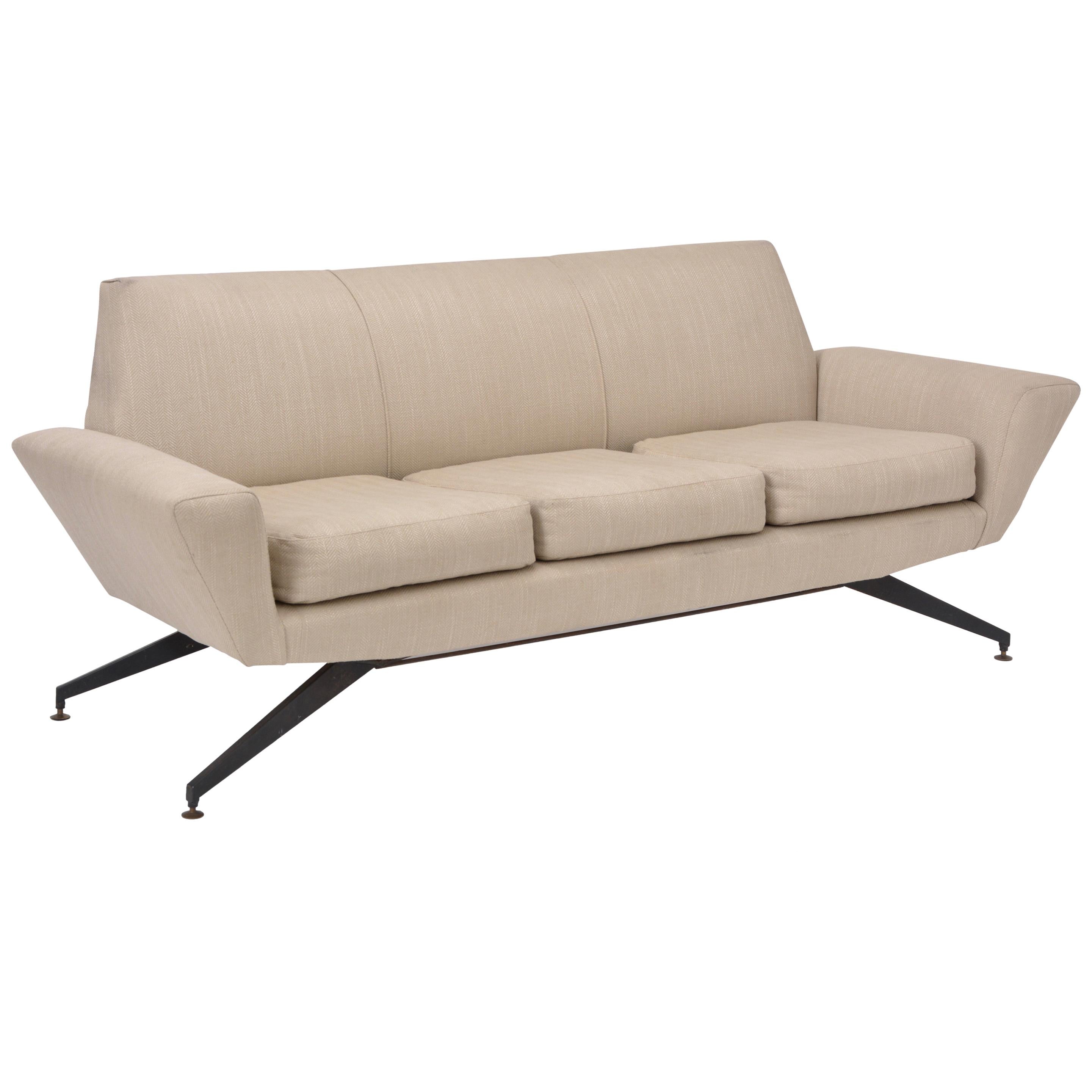 Italian Mid-Century Modern sofa with black Metal base by Lenzi For Sale