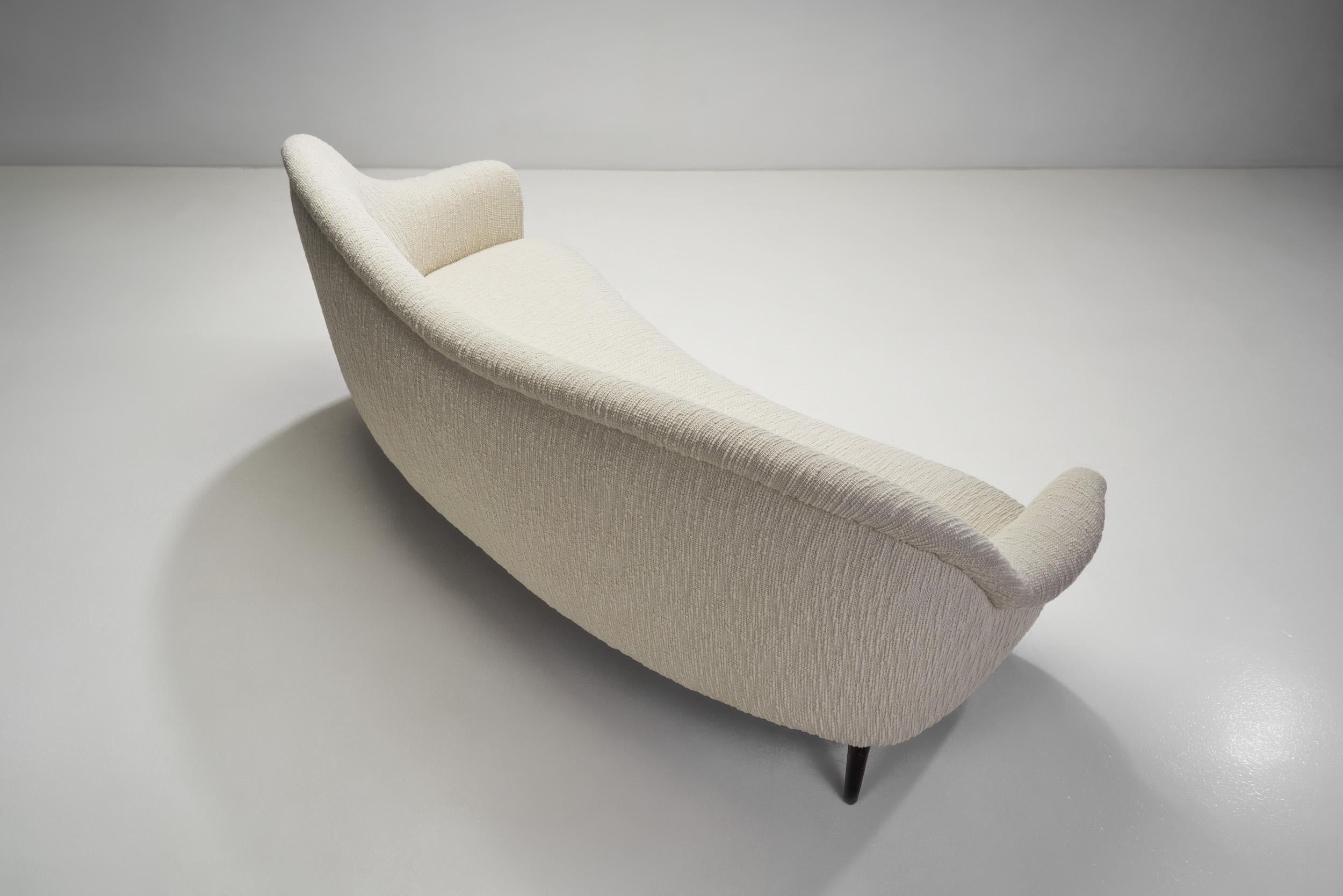 Italienisches Mid-Century-Modern-Sofa mit gebeizten Holzbeinen, Italien, ca. 1950er Jahre (Stoff) im Angebot