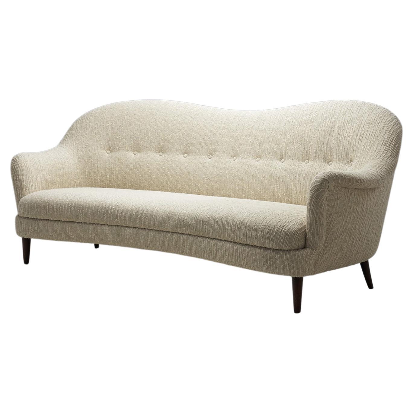 Italienisches Mid-Century-Modern-Sofa mit gebeizten Holzbeinen, Italien, ca. 1950er Jahre im Angebot