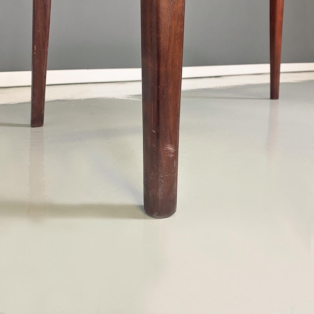 Italian Mid-Century Modern solid wood coffee table with a boomerang shape, 1960s.
Coffee table with structure entirely in solid wood with shaped legs and asymmetrical L-shaped or boomerang-shaped top with a longer and a shorter side.
1960